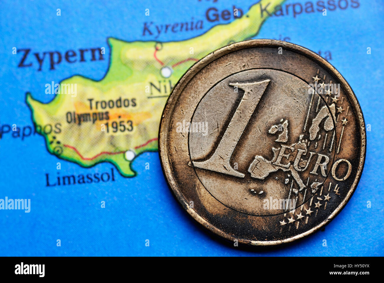 Bruciato euro-coin uno sulla mappa di Cipro, eurocrisis, Angebrannte Ein-Euro-Muenze auf Zypern-Landkarte, Eurokrise Foto Stock