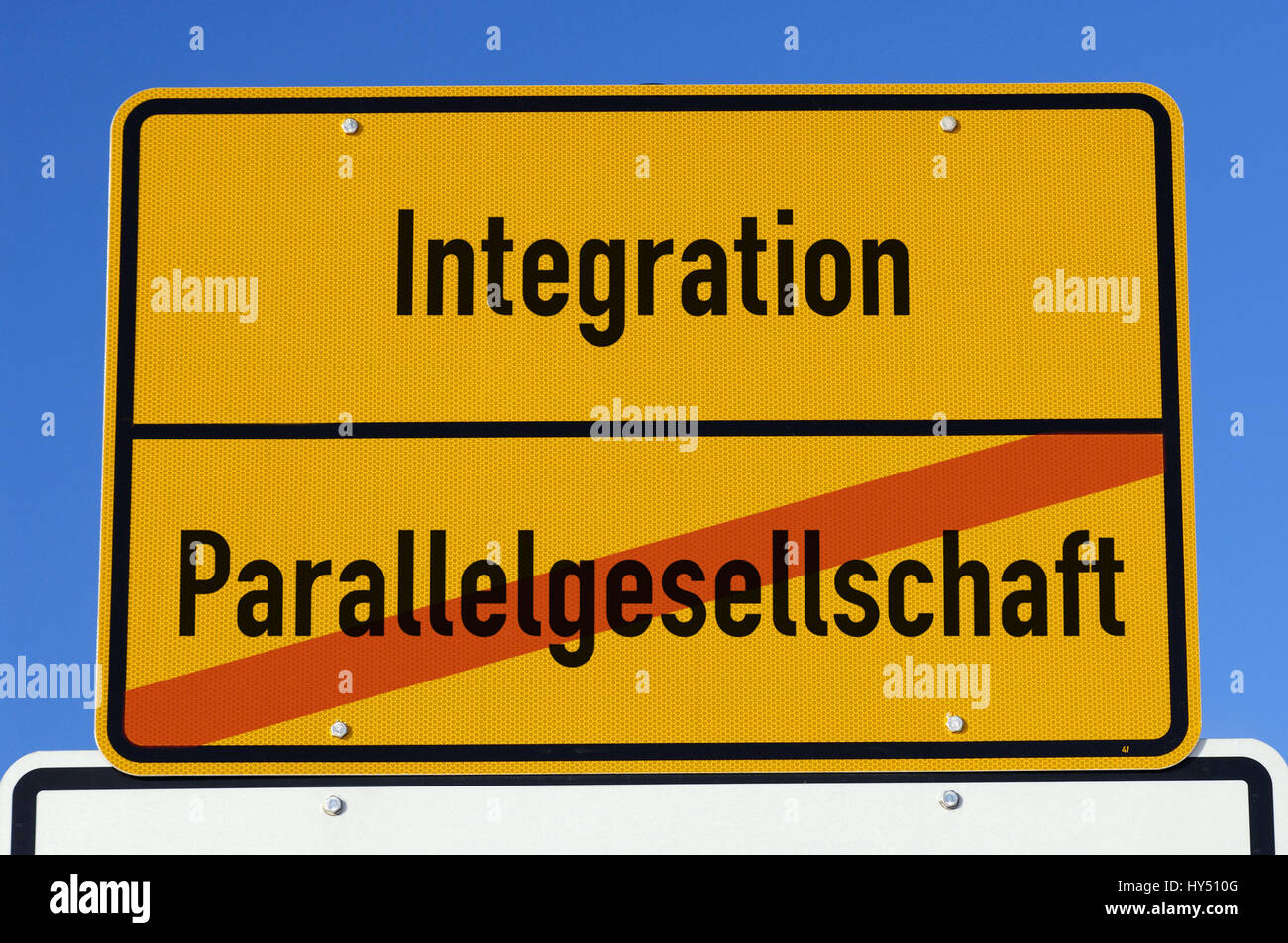 Accesso locale con etichetta di integrazione e di società parallela, Ortsschild mit Aufschrift Integration und Parallelgesellschaft Foto Stock