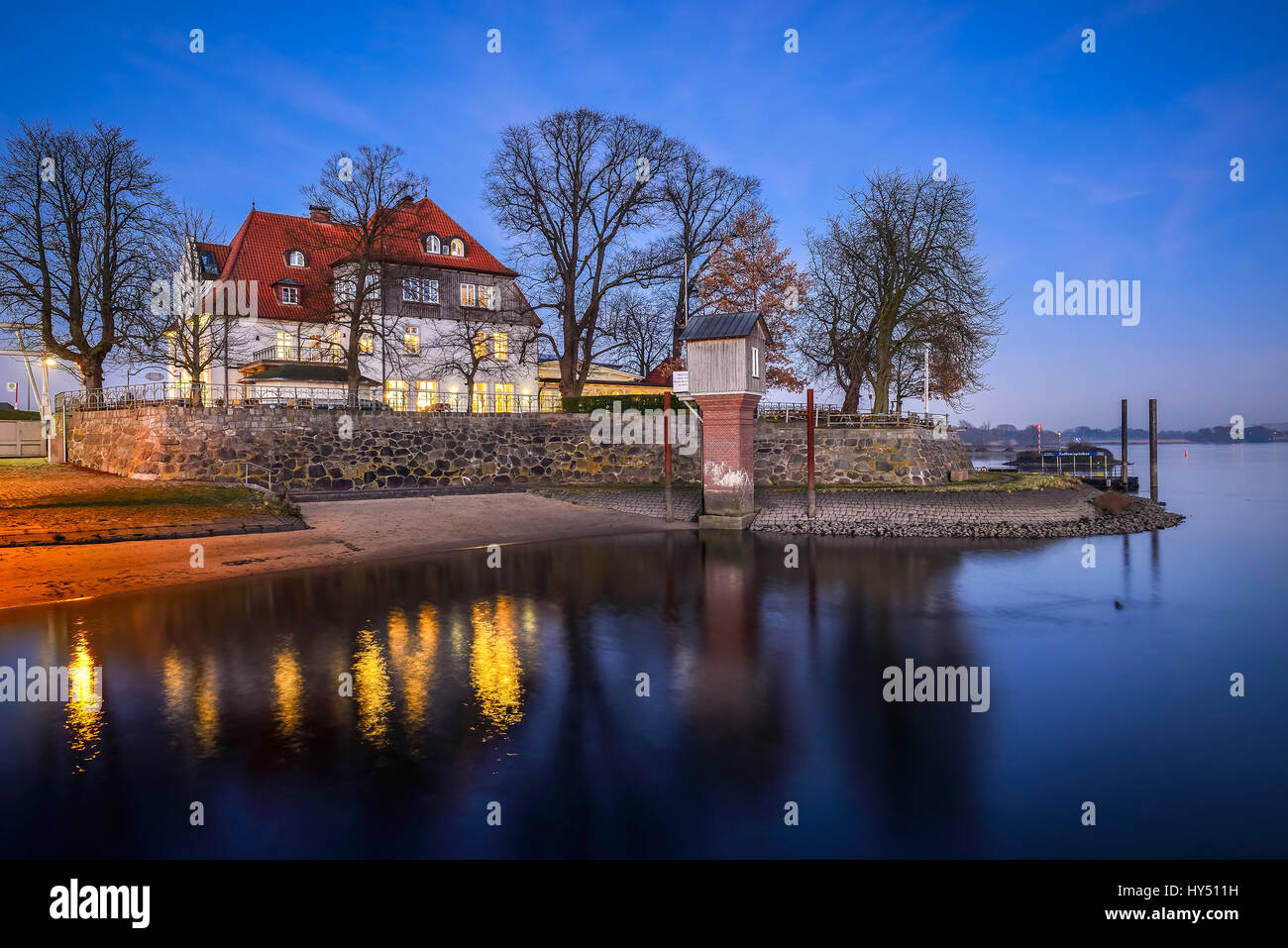 Zollenspieker ferry boat-house sull'Elba in Kirchwerder, 4 e terreni paludosi, Amburgo, Germania, Europa Zollenspieker Faehrhaus an der Elbe in Kirchwe Foto Stock