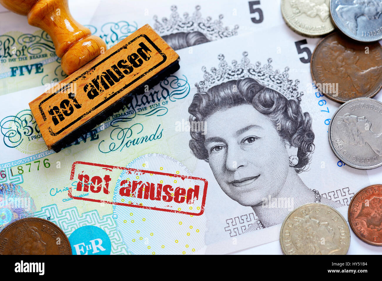 "British pound segna con il timbro e l'etichetta ''Non divertito'', simbolico photo Brexit', 'Britische Pfundnoten mit Stempel und Aufschrift ''Non divertito'', Sym Foto Stock