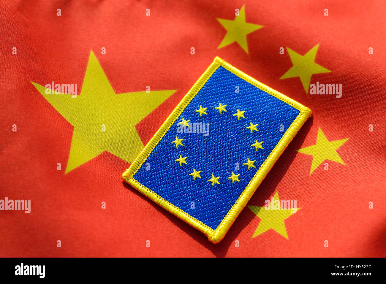 Bandiera dell'UE sulla bandiera della Cina, le relazioni economiche tra Europa e Cina e UE-Fahne auf China-Fahne, Wirtschaftsbeziehungen zwischen Europa und China Foto Stock