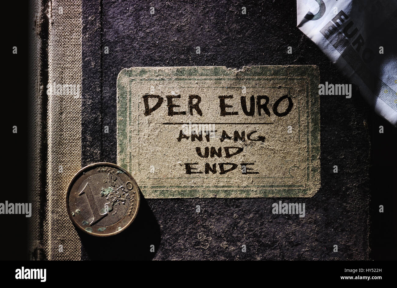 Vecchio libro con etichetta l'euro - inizio e fine, eurocrisis, Altes Buch mit der Aufschrift Euro - Anfang und Ende, Eurokrise Foto Stock