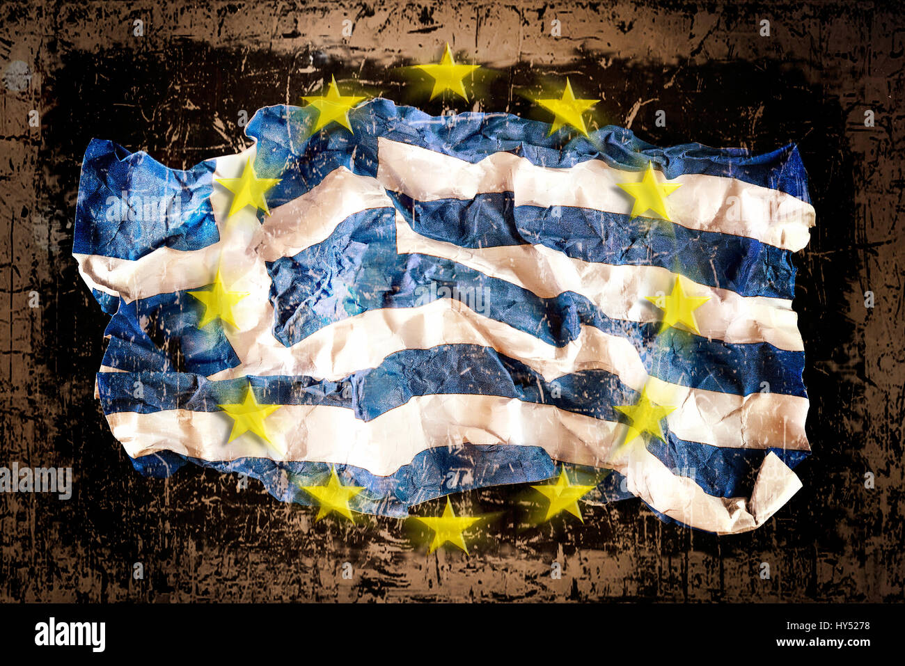 Crumpled bandiera greca e stelle dell'UE, simbolico debito foto litigio, Zerknitterte Griechische Fahne und UE-Sterne, Symbolfoto Schuldenstreit Foto Stock