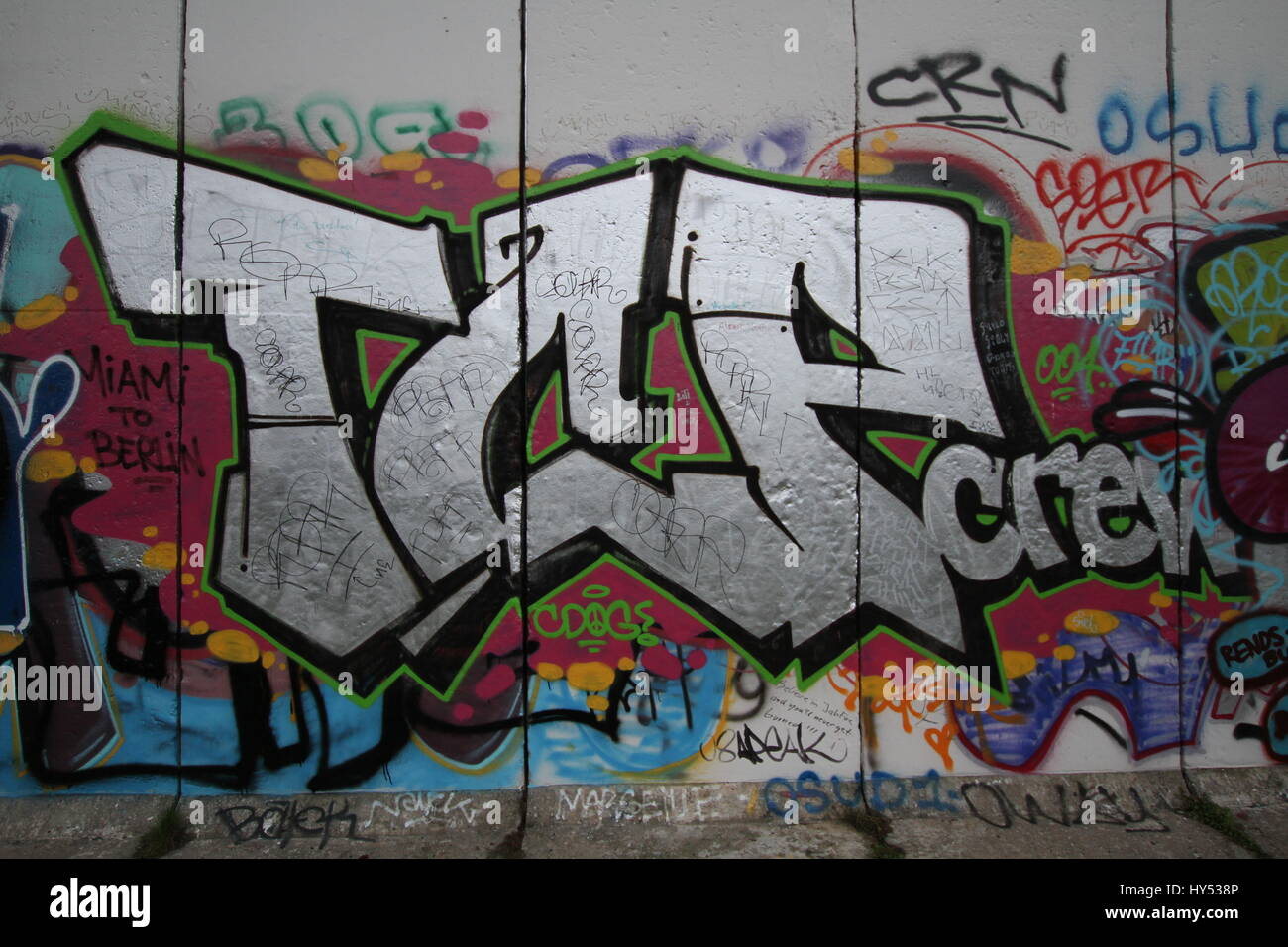 Diverse foto di graffiti nel centro storico ad est e ovest del muro di Berlino. Foto Stock