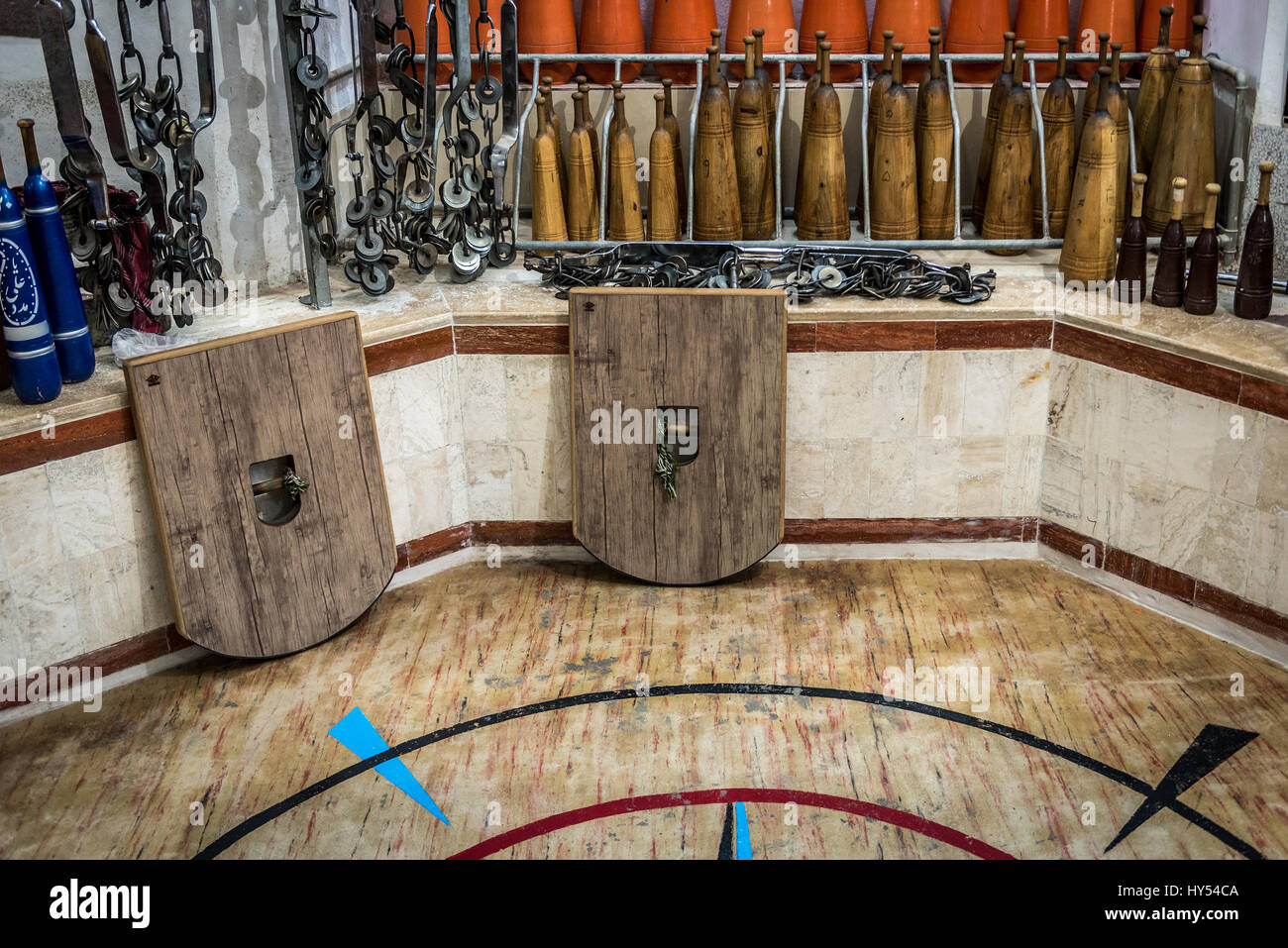 Club di legno e le protezioni e i pesi di ferro in Zoorkhaneh (casa di forza), tradizionale palestra in Yazd, la capitale della provincia di Yazd dell'Iran Foto Stock