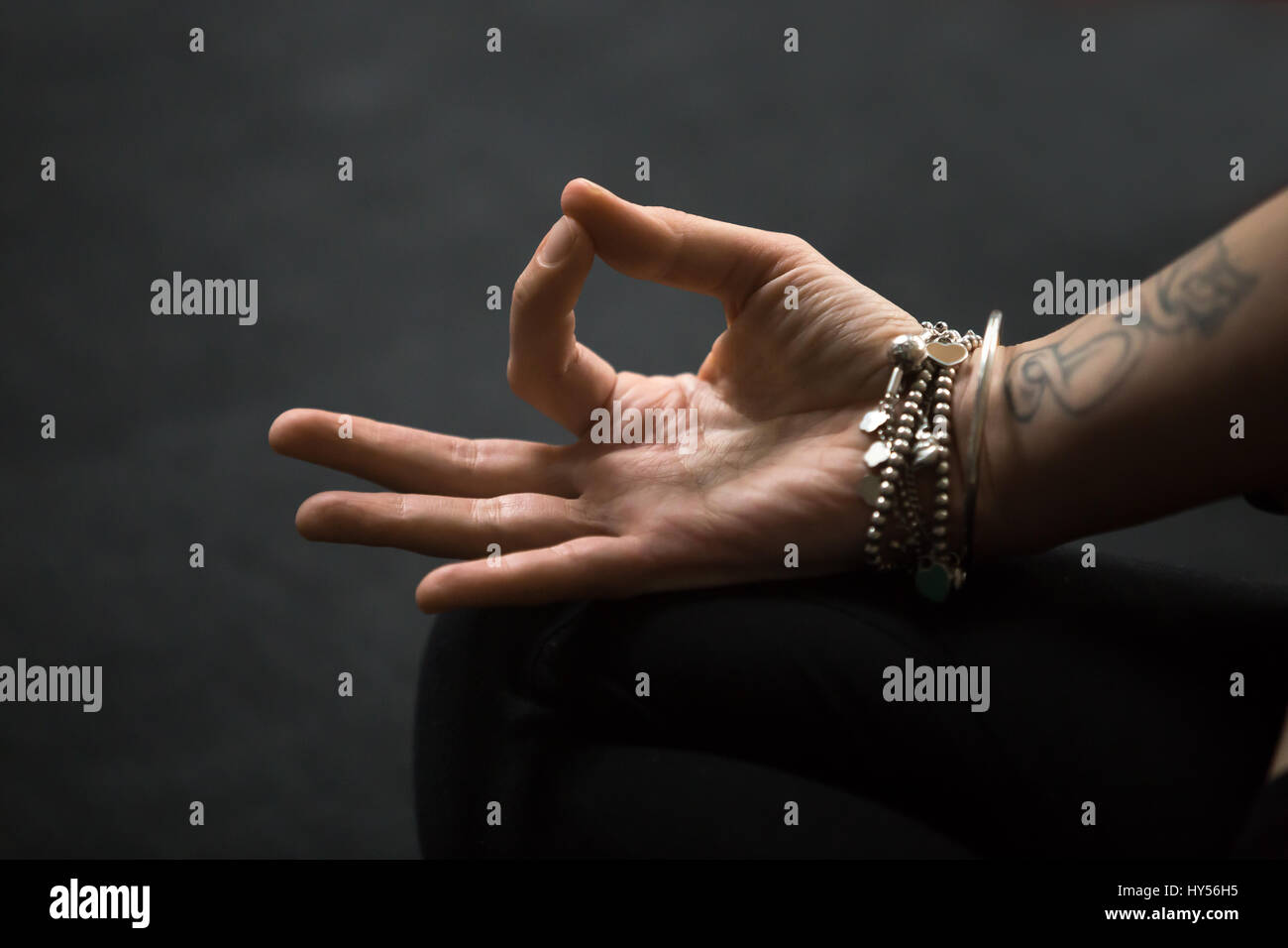 Primo piano della Gyan mudra, gesto spirituale, eseguita con connettore femmina Foto Stock