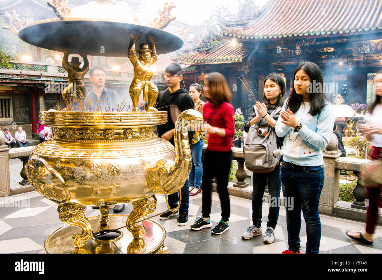 Devoti al tempio Longshan, Wanhua, Taipei, Taiwan Foto Stock