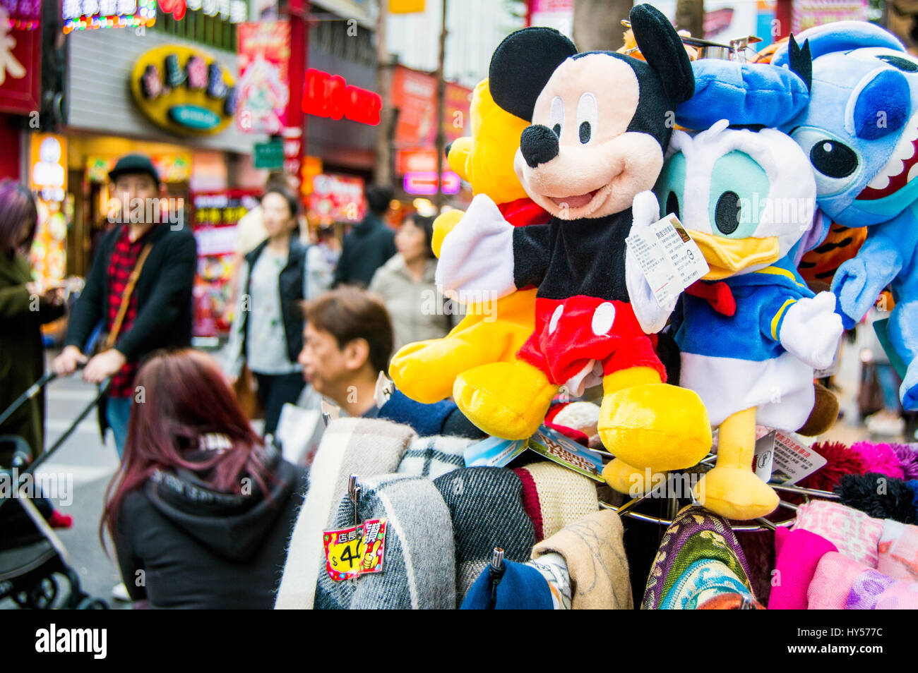 Disney giocattoli imbottiti, Ximending, Taipei, Taiwan Foto Stock