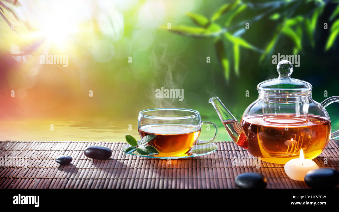 Teatime - rilassarsi con il tè caldo in Giardino Zen Foto Stock