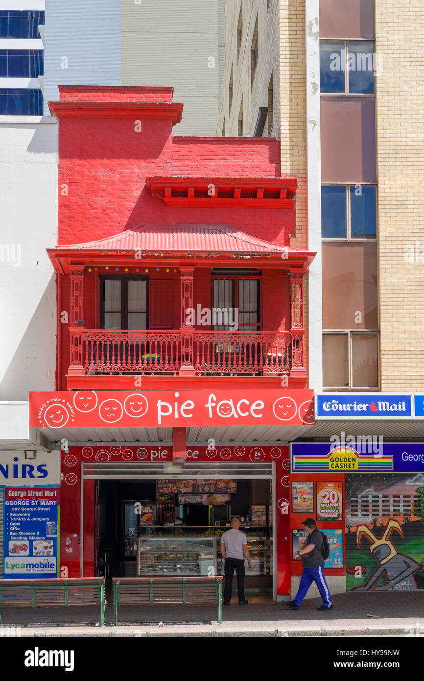 Franchising Store della torta faccia catena, nel centro di Brisbane, Australia. Questa catena ha un audace, immagine luminosa. Dipinto di rosso edificio; negozio colorato Foto Stock