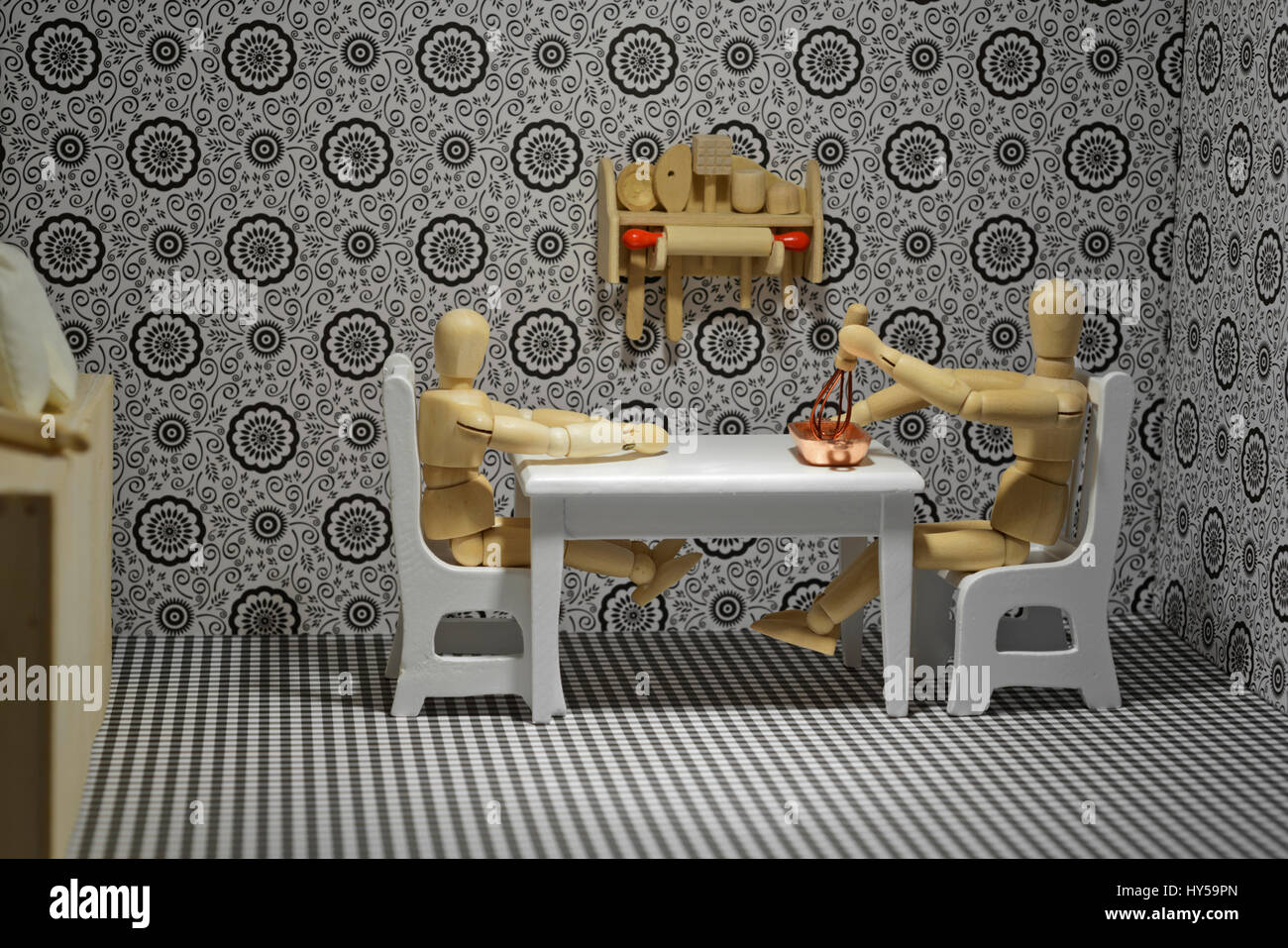 La vita delle figure in legno - Cucina e panificazione in famiglia. Vivere in Famiglia, vita quotidiana. Foto Stock