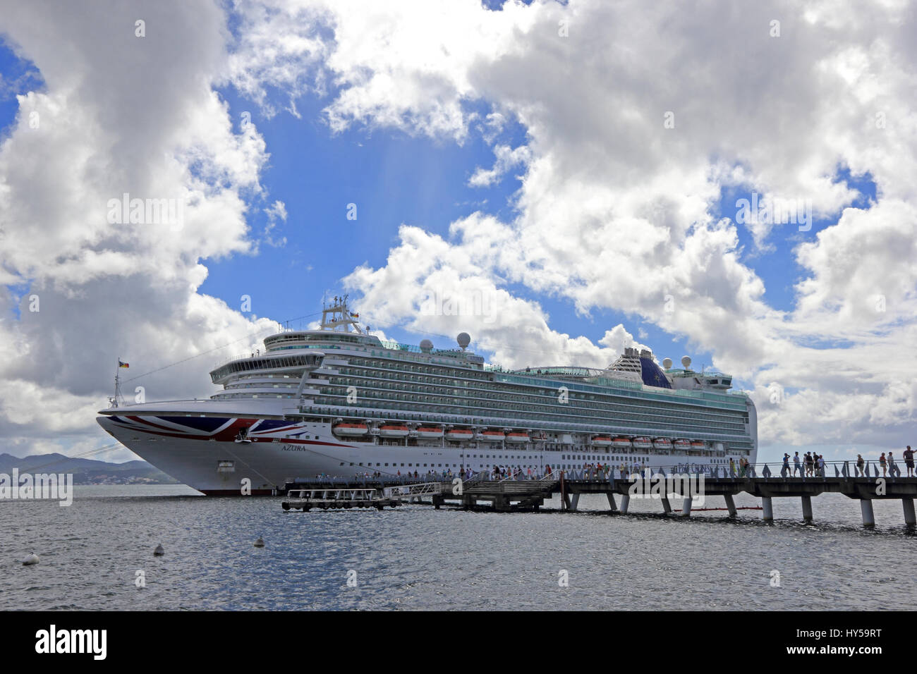 P & O NAVE DA CROCIERA Azura ormeggiato a Fort-de-France, Martinica Foto Stock
