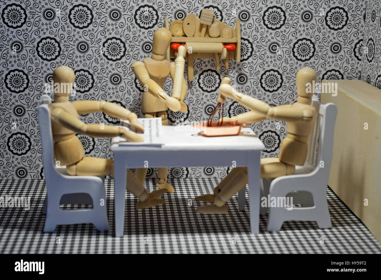 La vita delle figure in legno - Cucina e panificazione in famiglia. Vivere in Famiglia, vita quotidiana. Foto Stock