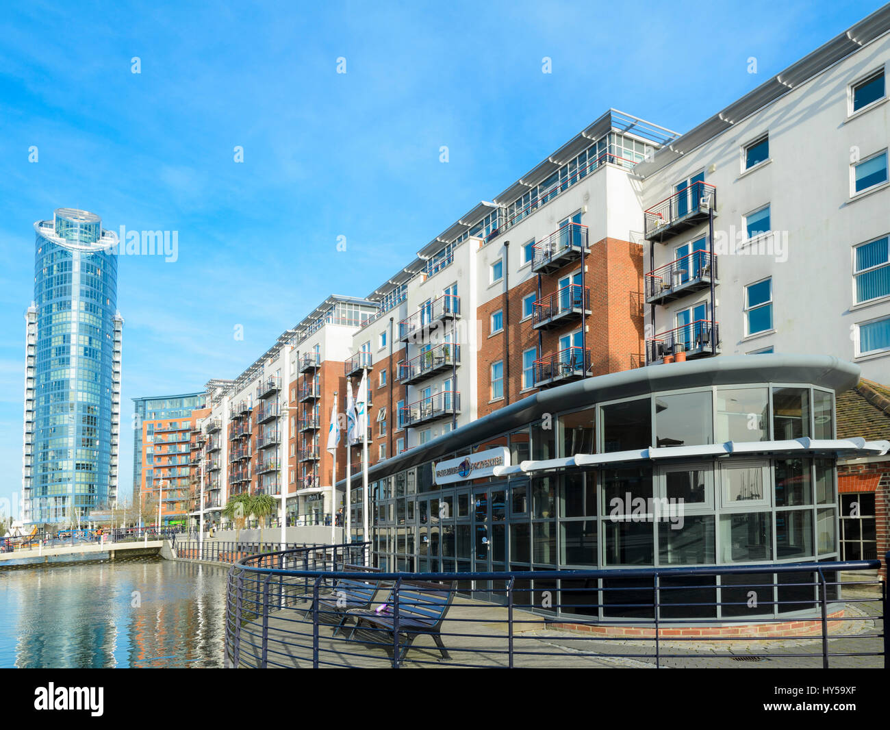 Gunwharf Quays complesso di svago, Portsmouth, England, Regno Unito - un moderno rinnovo urbano / Progetto di riqualificazione. Moderni appartamenti residenziali Foto Stock