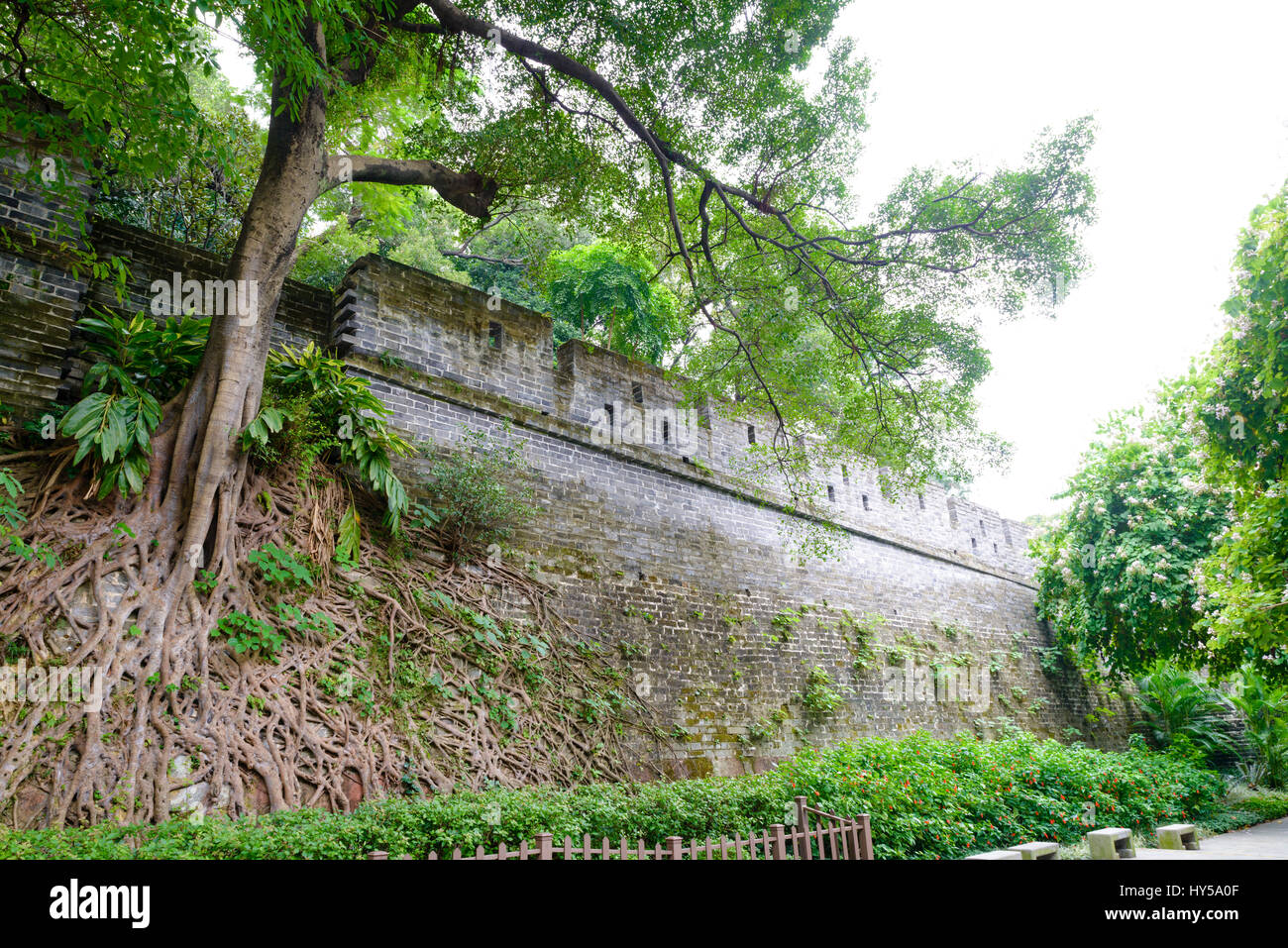 Parete della città antica di Guangzhou. Costruita durante la dinastia Ming nel 1300s, questo è uno dei pochi rimasti veramente vecchie costruzioni in Guangzhou. Foto Stock