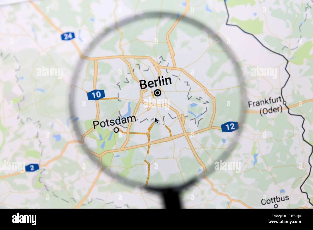 Mappa di Berlino. Mappa di Berlino su Google Maps sotto una lente di ingrandimento. Berlino è la capitale della Germania Foto Stock