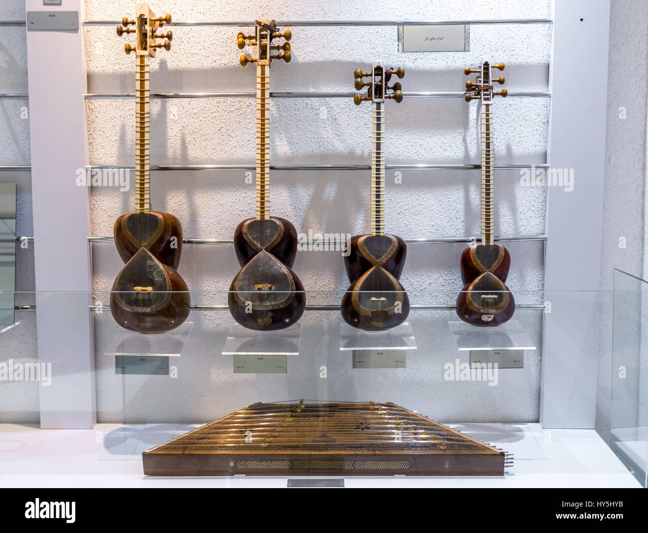 Tradizionali strumenti iraniano chiamato catrame e nel Museo della Musica, omaggio all'Iran di tradizioni musicali in Isfahan, Iran Foto Stock