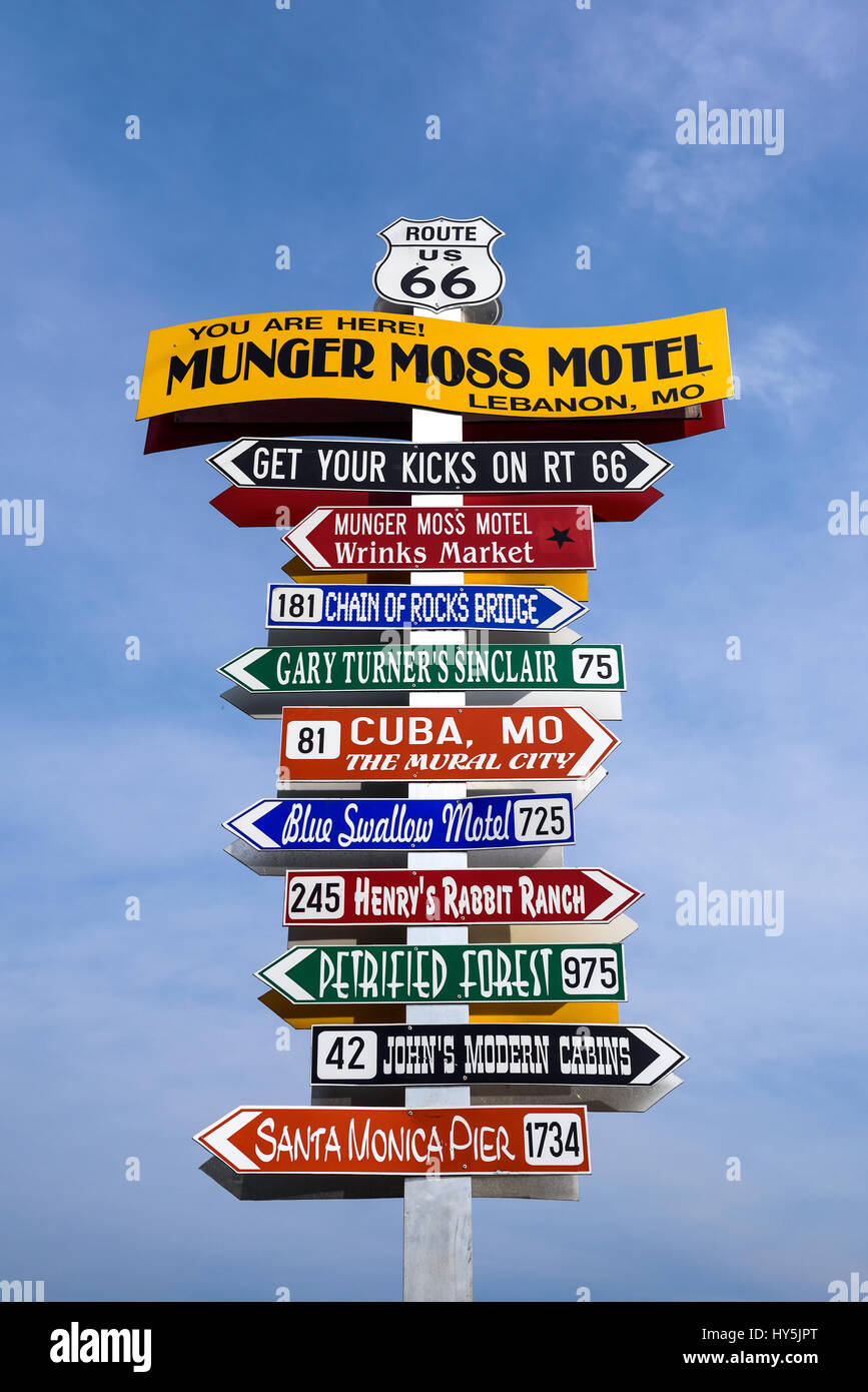 Il Libano, Missouri, Stati Uniti d'America - 11 Maggio 2016 : direzione divertente cartello a Munger Moss Motel con nomi di famosi attrazioni sulla route 66. Foto Stock