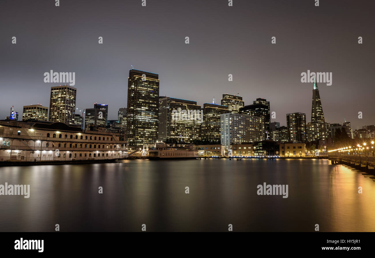 Skyline di San Francisco visto da Pier 7 dopo il tramonto. Lunga esposizione. Foto Stock