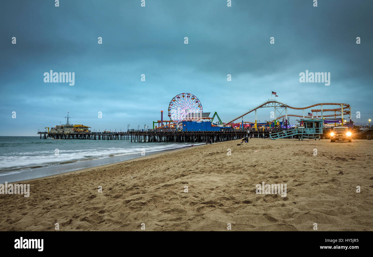 SANTA MONICA, California, Stati Uniti d'America - 29 Maggio 2016 : Santa Monica Pier con molti visitatori a sera Nuvoloso, Los Angeles, California. Foto Stock