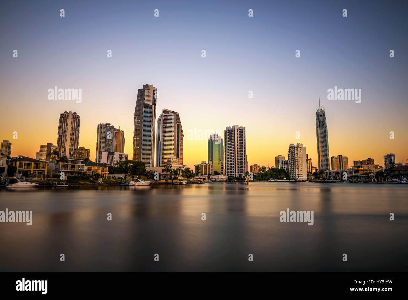 Sunset skyline di Gold Coast downtown nel Queensland, in Australia. Lunga esposizione. Foto Stock