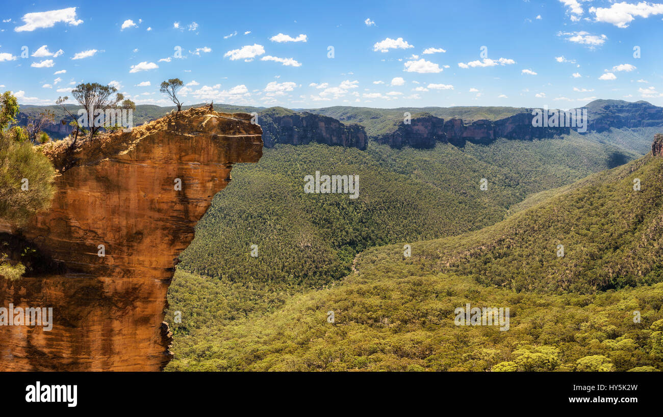 Hanging Rock e vista sulla valle di Grose nelle Blue Mountains, Australia, visto dal Baltzer Lookout Foto Stock