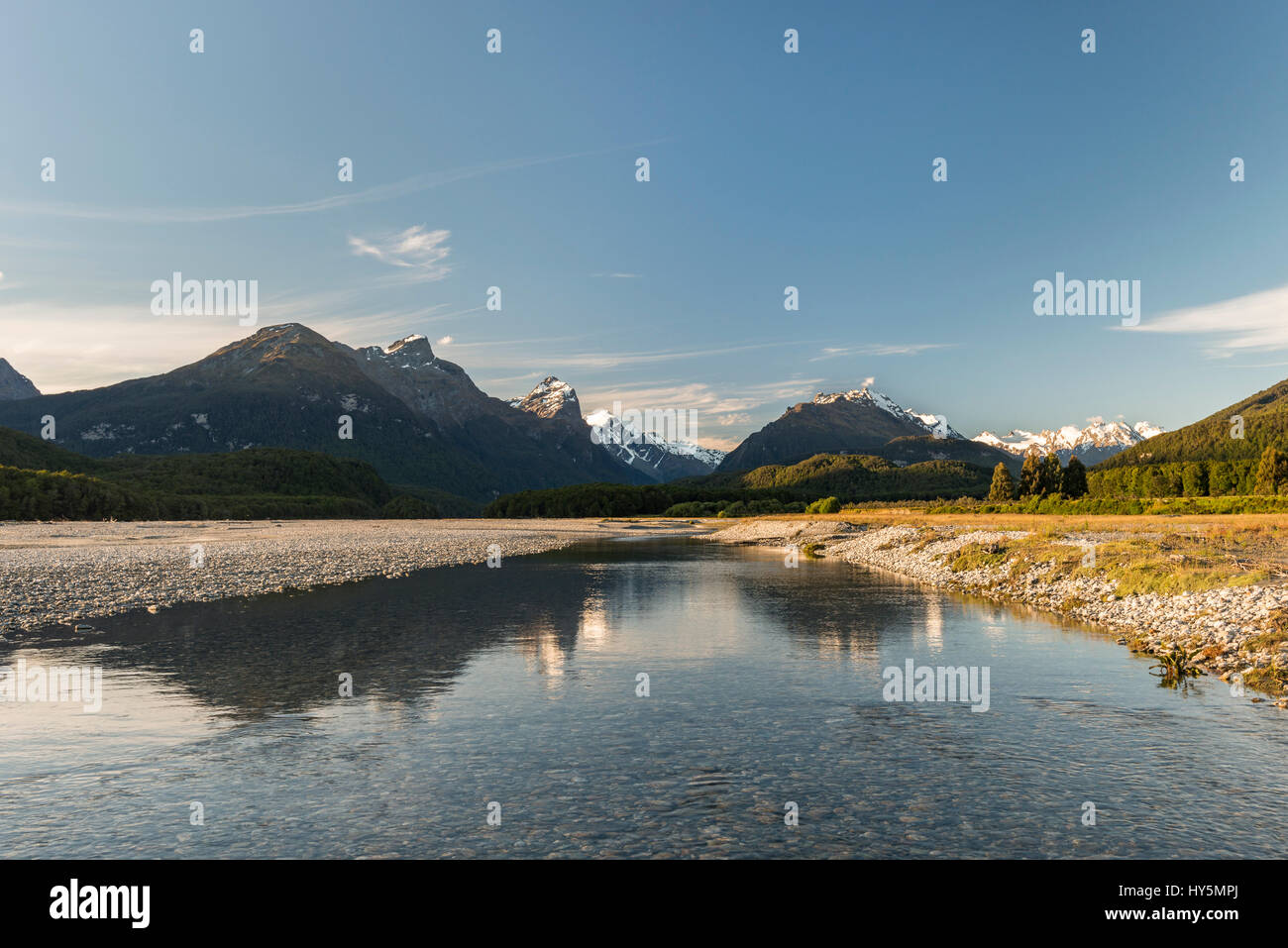 Dart River, dietro le montagne, montare gli aspiranti National Park, Otago Southland, Nuova Zelanda Foto Stock