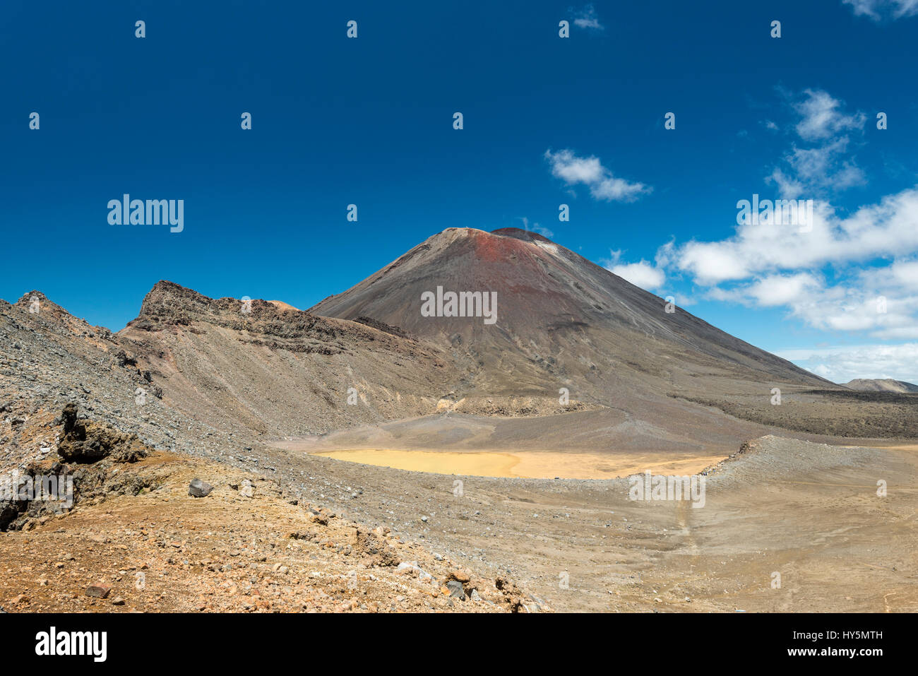 Il monte Ngauruhoe, vulcano attivo, paesaggio vulcanico, Tongariro Alpine Crossing, parco nazionale di Tongariro, Isola del nord Foto Stock