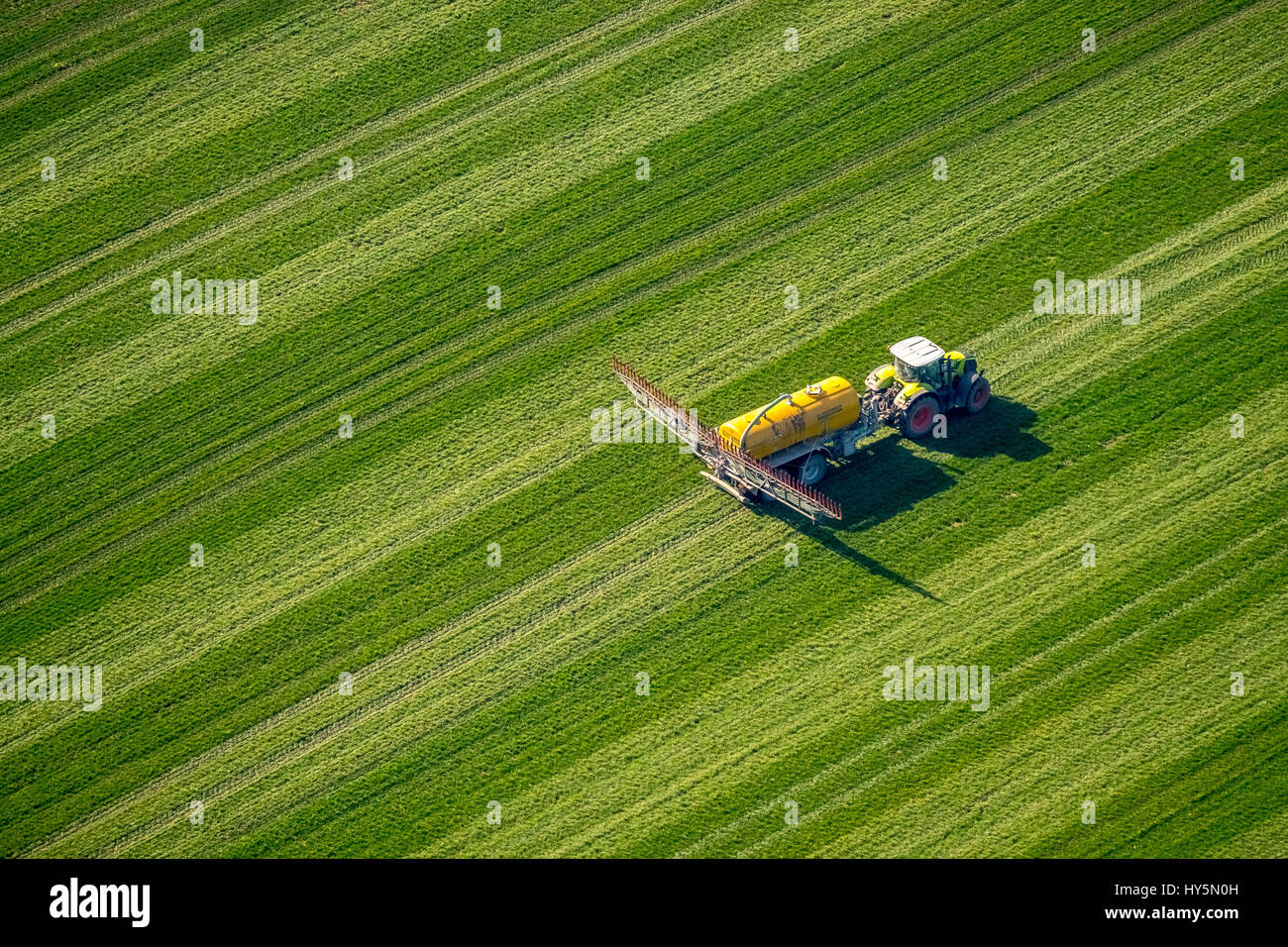 Trattore con spruzzatore di antiparassitari sul prato, concimazione, Dorsten, distretto della Ruhr, Nord Reno-Westfalia, Germania Foto Stock