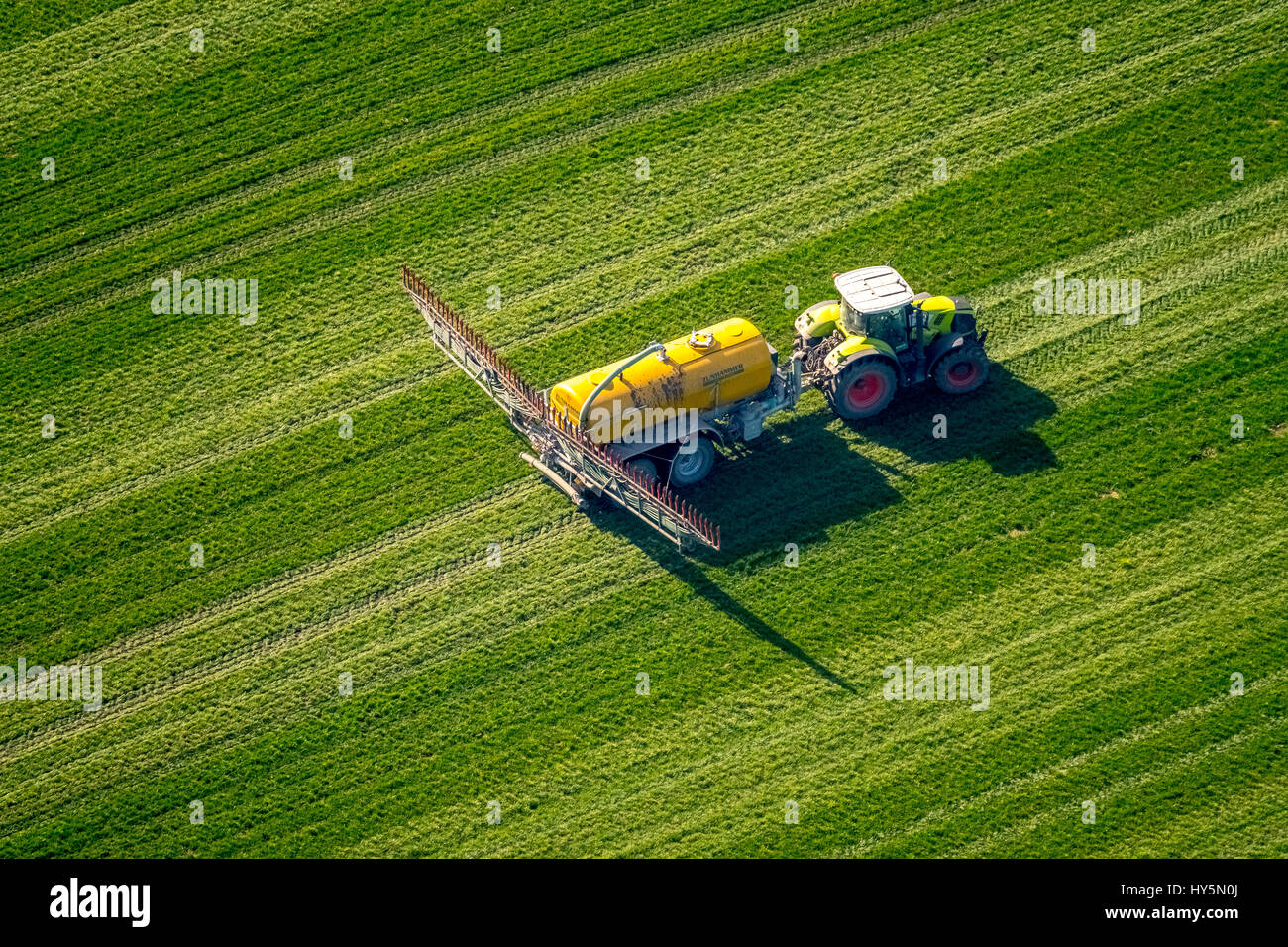 Trattore con spruzzatore di antiparassitari sul prato, concimazione, Dorsten, distretto della Ruhr, Nord Reno-Westfalia, Germania Foto Stock