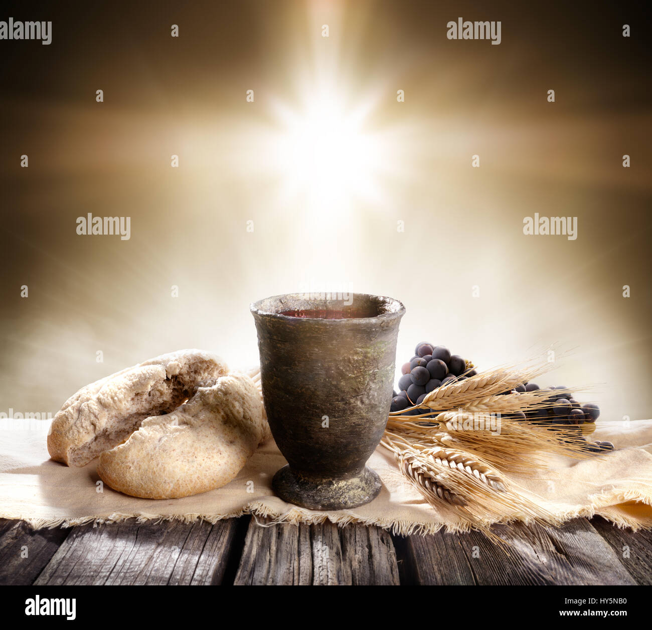 La comunione - il pane azzimo con un calice di vino e di luce trasversale Foto Stock