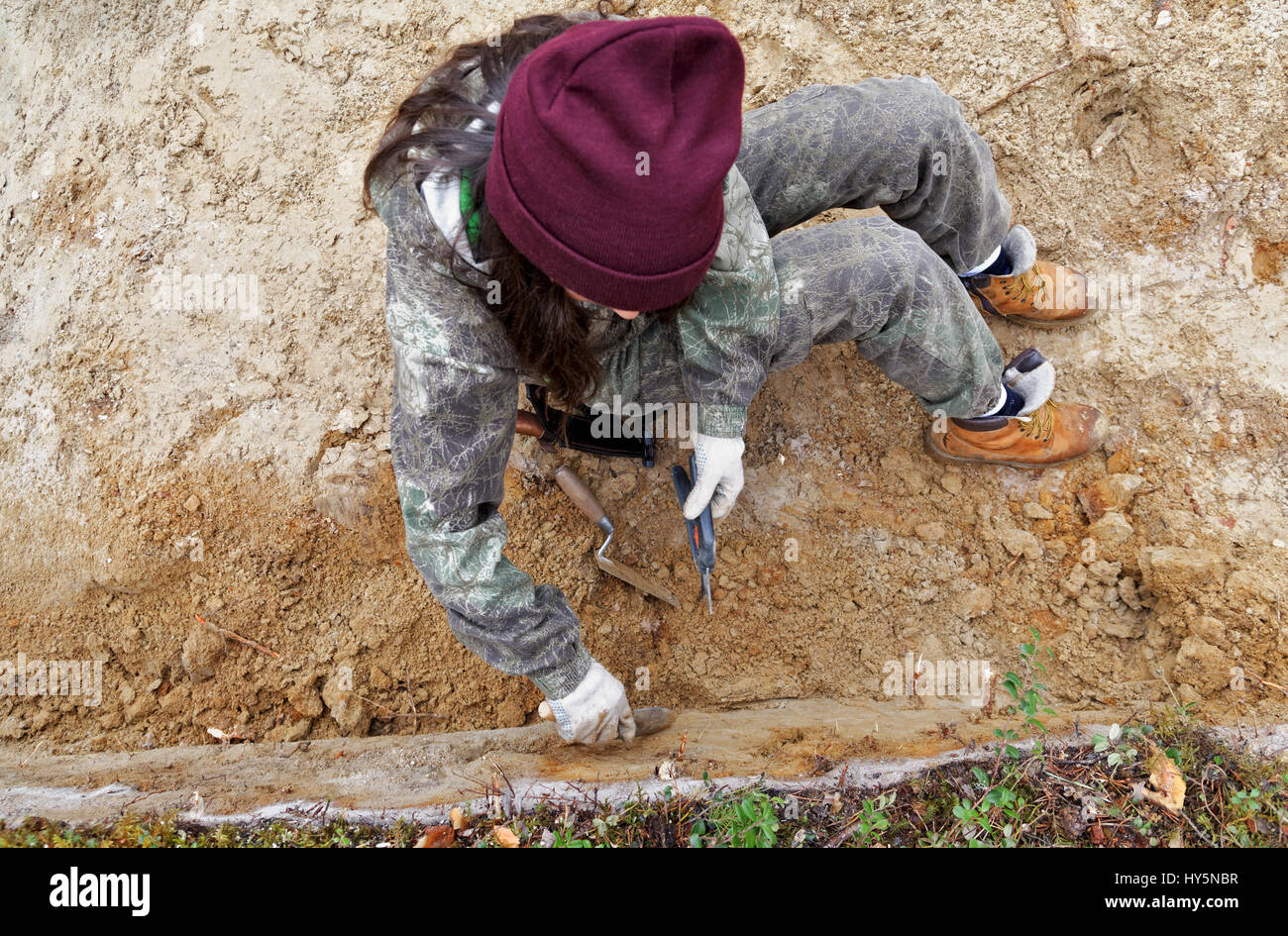 La ragazza-archeologo della parete dello scavo evens Foto Stock