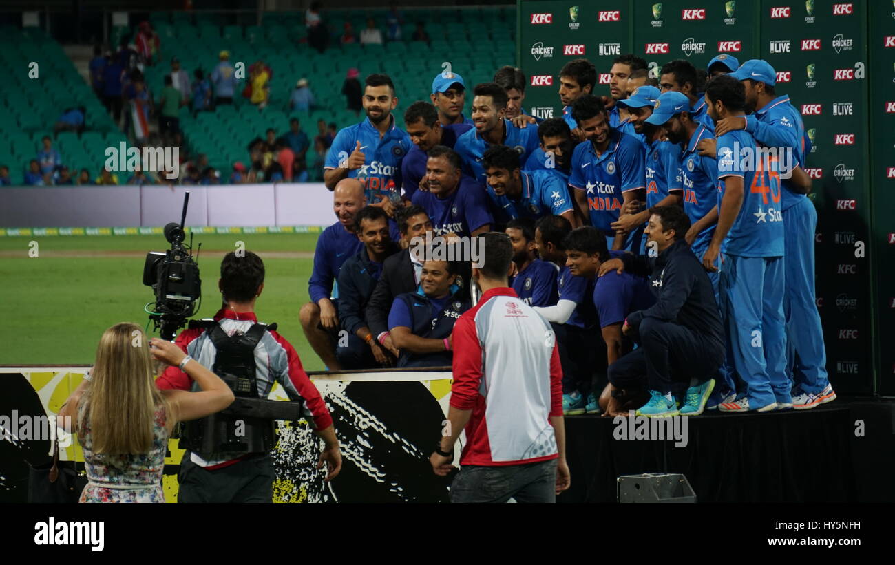 Squadra indiana di cricket celebrando la vittoria. Il team indiano ha vinto il T20 serie di cricket contro l'Australia in Sydney Australia Foto Stock
