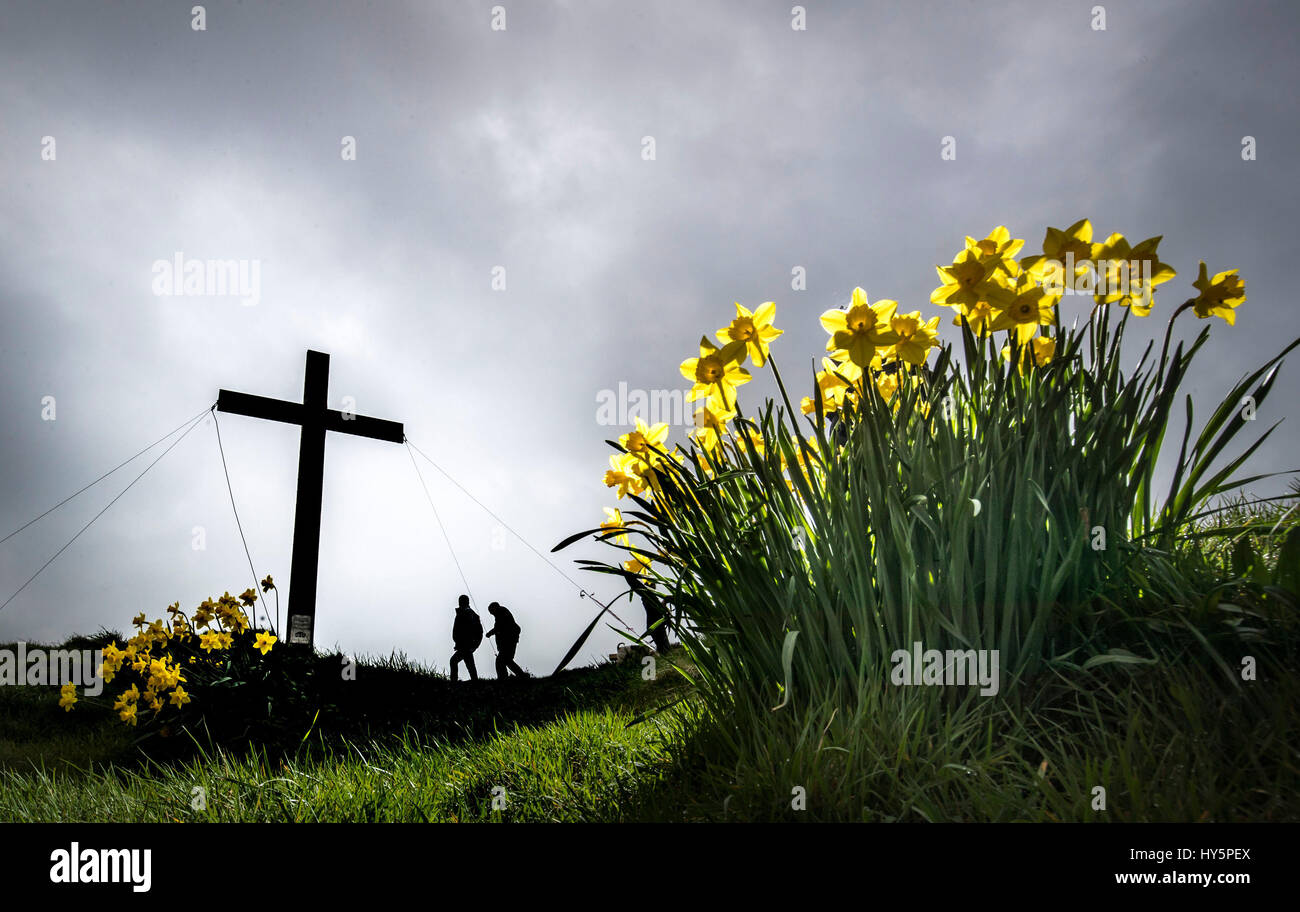 Oltre 50 persone installare il 36-piedi alto cross prima di Pasqua a sorpresa vista dalla cima di Otley Chevin nello Yorkshire. Foto Stock