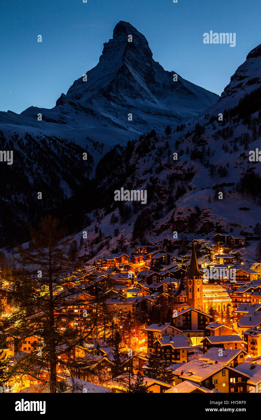 Cervino,Tramonto,notte,città,ora d'Oro,magic ora,cityscape,l'architettura,costruzione,centro,vista città,vecchie città,nel centro storico della città,village,corsa,Fotografia di viaggio,all'aperto,all'esterno,natura,touristic,le destinazioni di viaggio,vista esterna,l'attrazione,attrazioni, Foto Stock