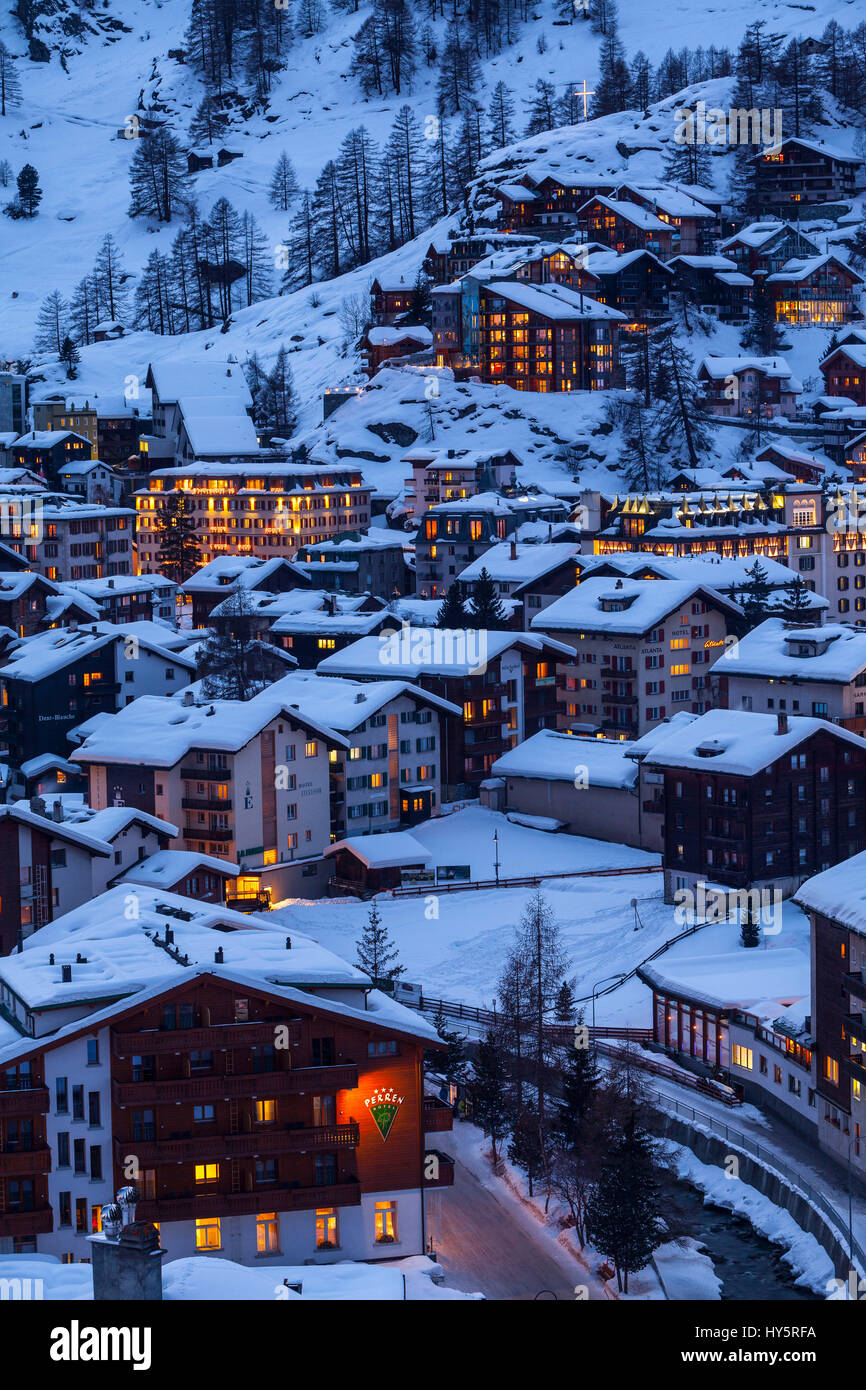 Tramonto, Notte,città,ora d'Oro,magic ora,cityscape,l'architettura,costruzione,centro,vista città,vecchie città,nel centro storico della città,village,corsa,Fotografia di viaggio,all'aperto,all'esterno,natura,touristic,le destinazioni di viaggio,vista esterna,l'attrazione,attrazioni,beauty in n Foto Stock