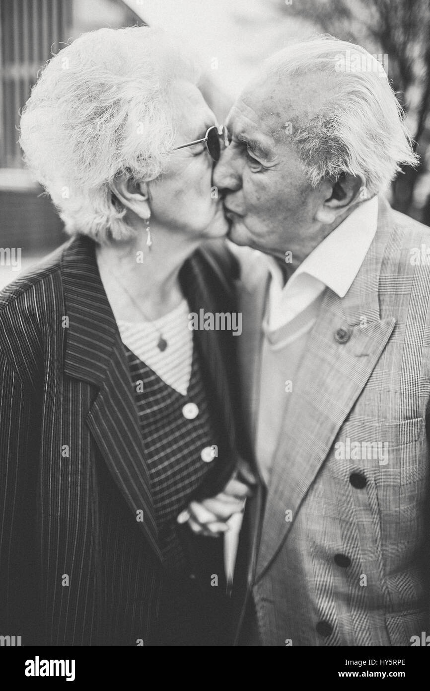 Coppia senior, kiss Foto Stock