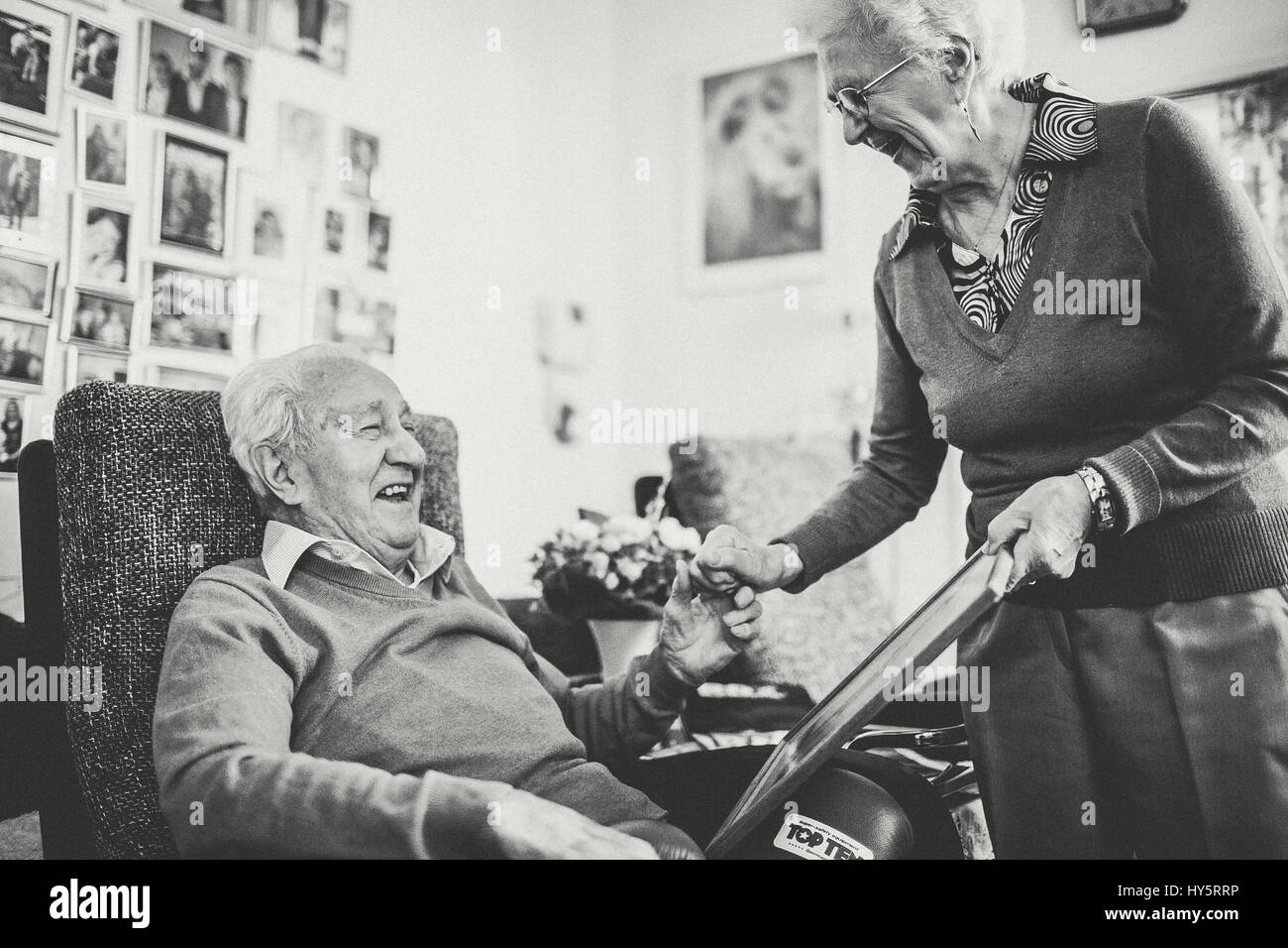 Happy seniors a home Foto Stock