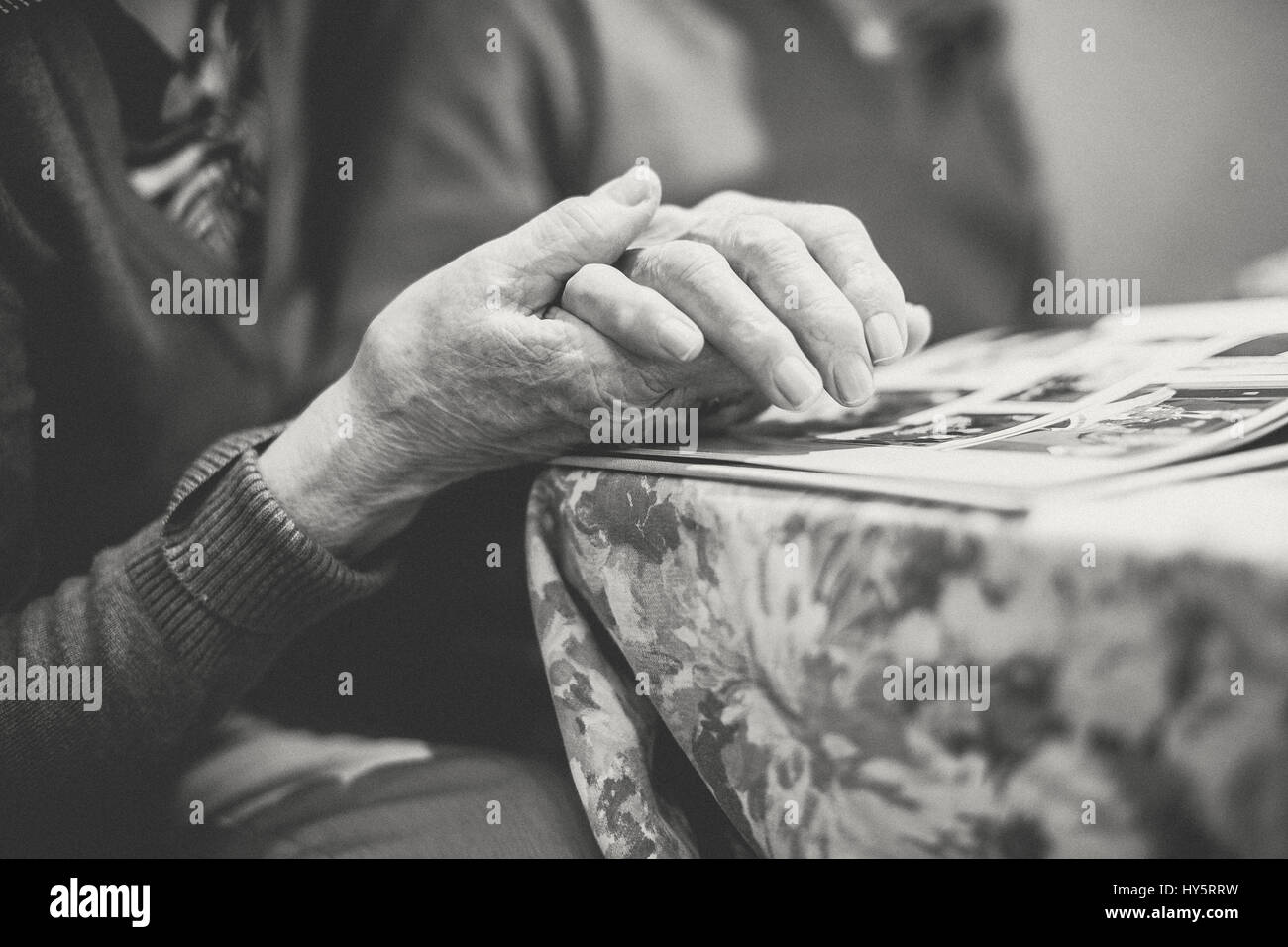 Le mani di anziani Foto Stock