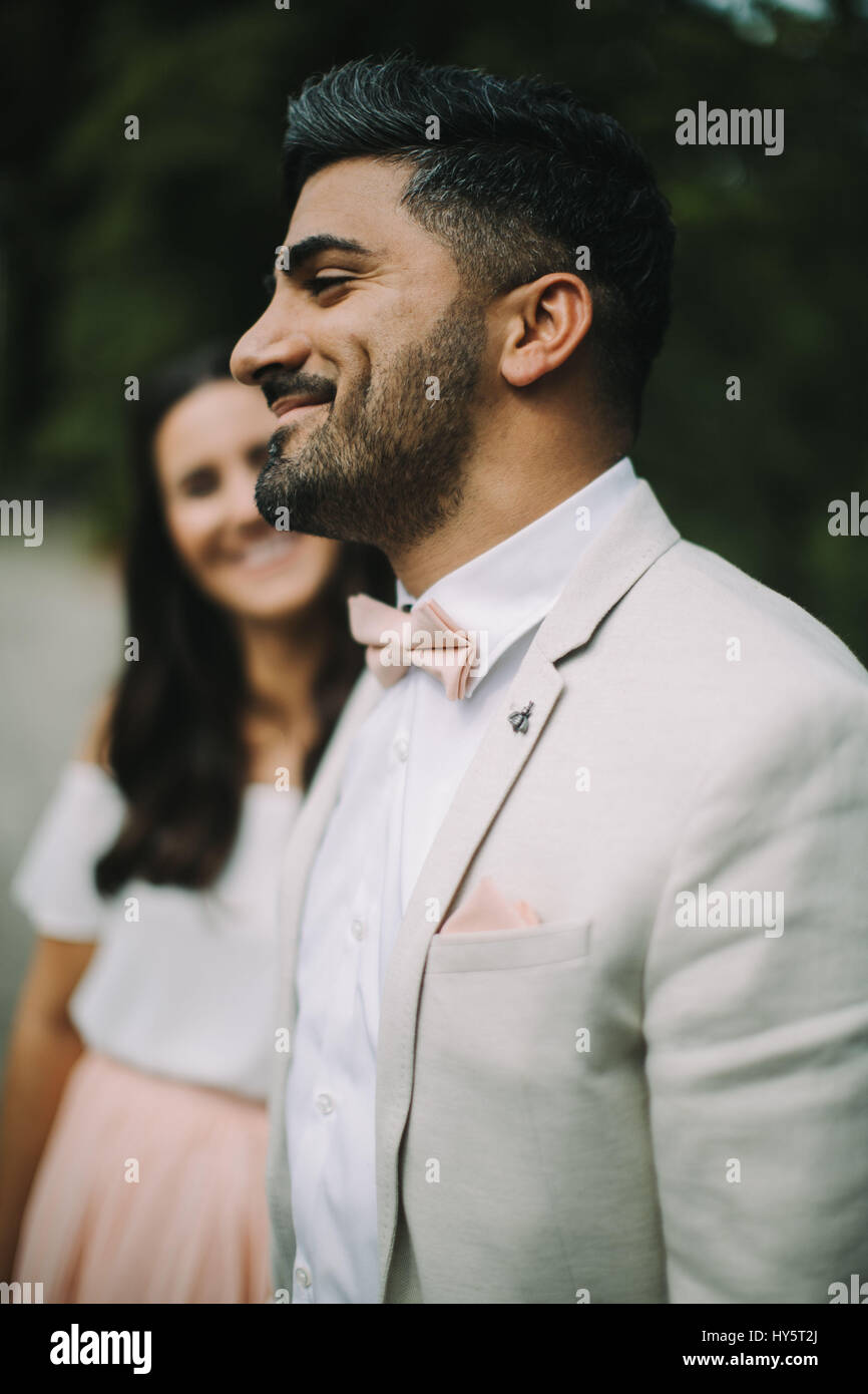 I giovani sposi, felice, in amore, uomo sorridente, profilo esterno, ritratto Foto Stock