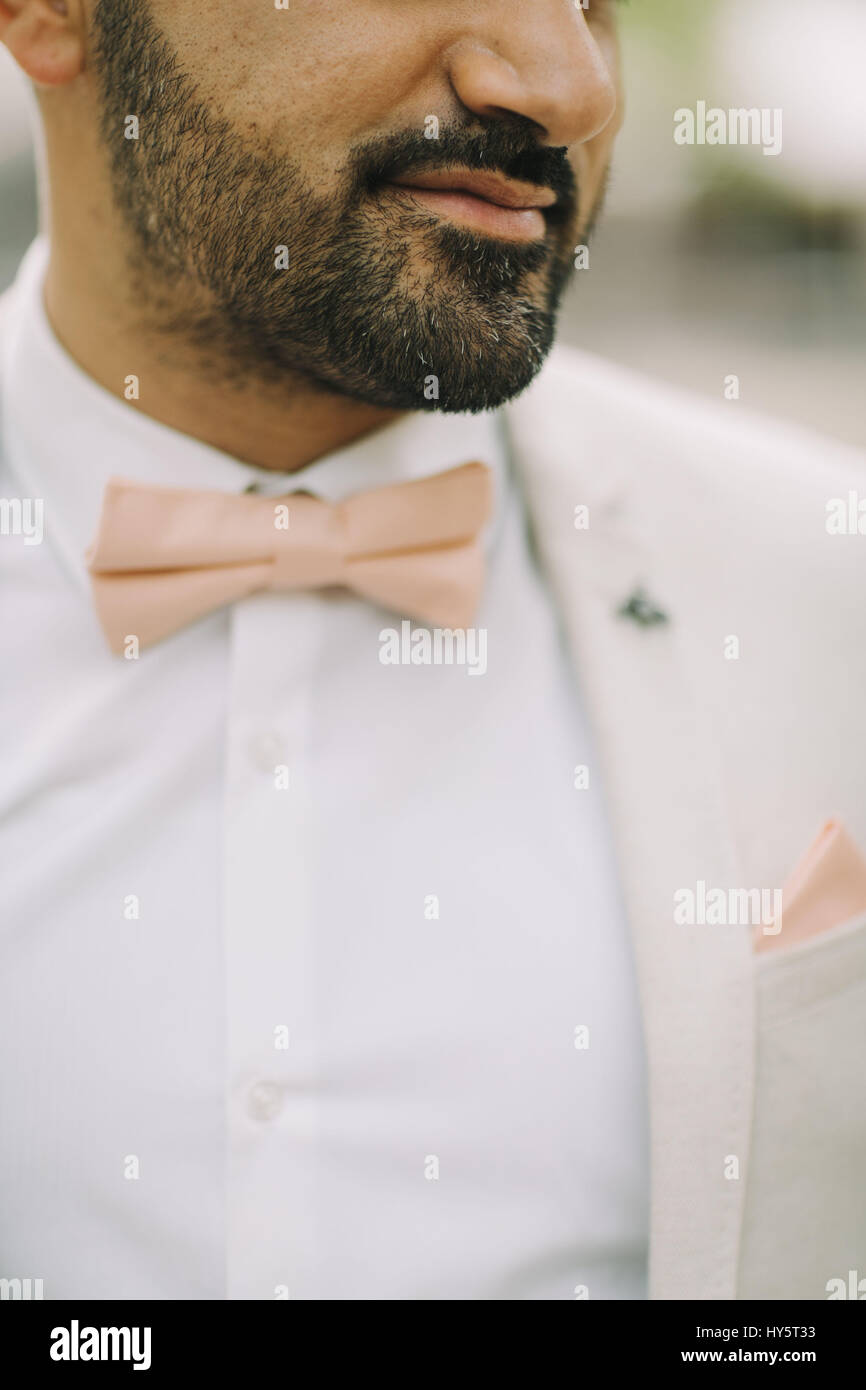 Giovane uomo, tuta, il filtro bow tie, barba, southern, ritratto, ritagliato Foto Stock