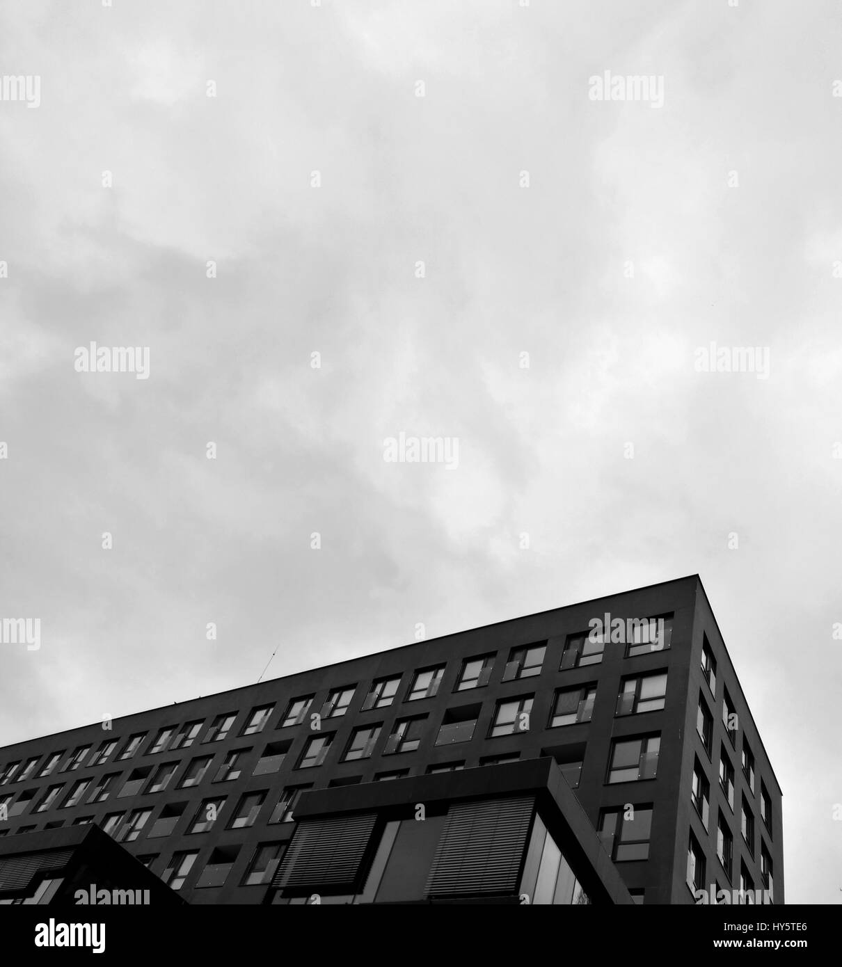 Basso angolo di vista esterno dell'edificio in bianco e nero Foto Stock