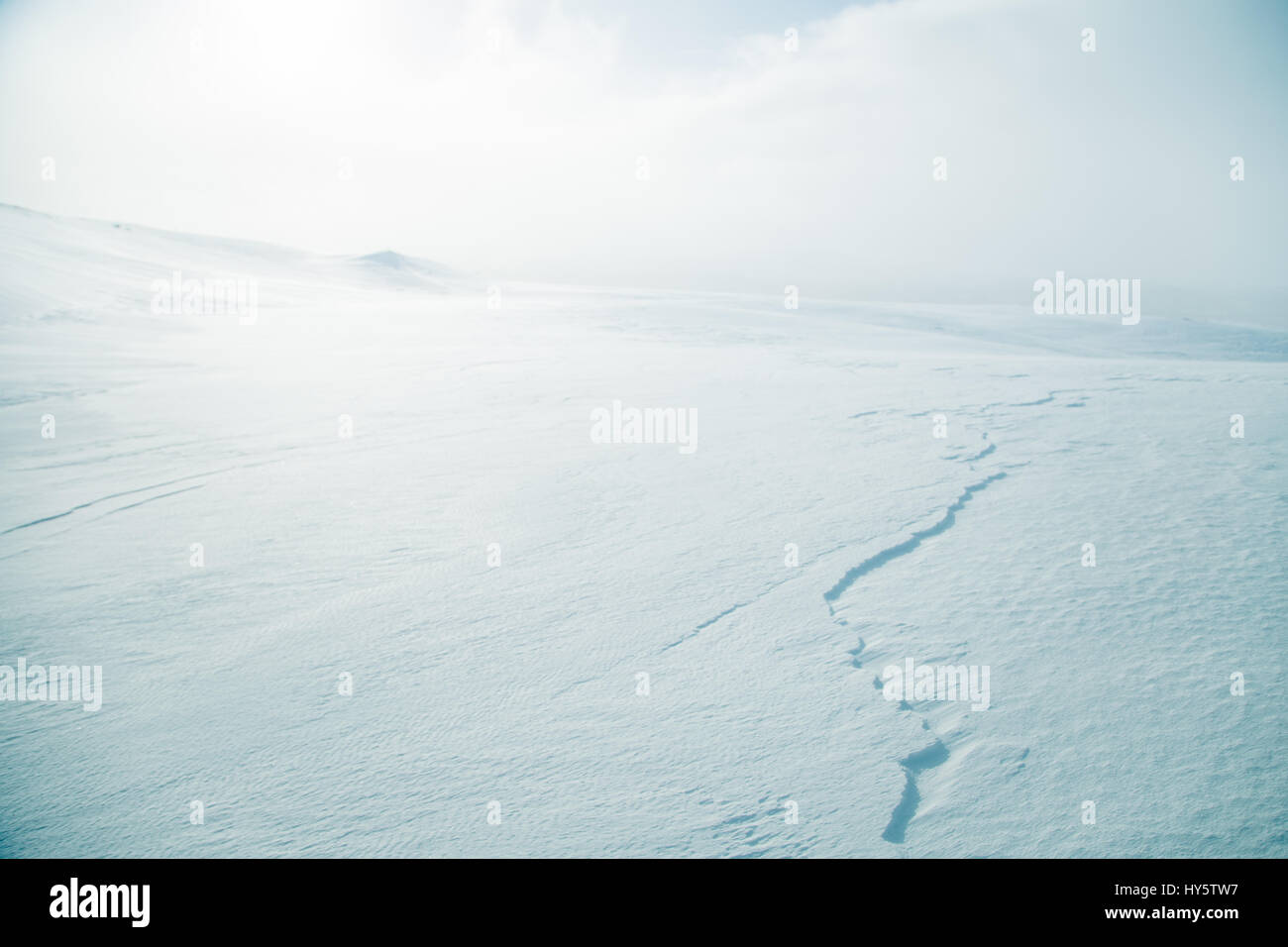 Un bellissimo paesaggio minimalista del cumulo di neve in Norvegia. Pulita, luminosa, alta chiave, aspetto decorativo. Foto Stock