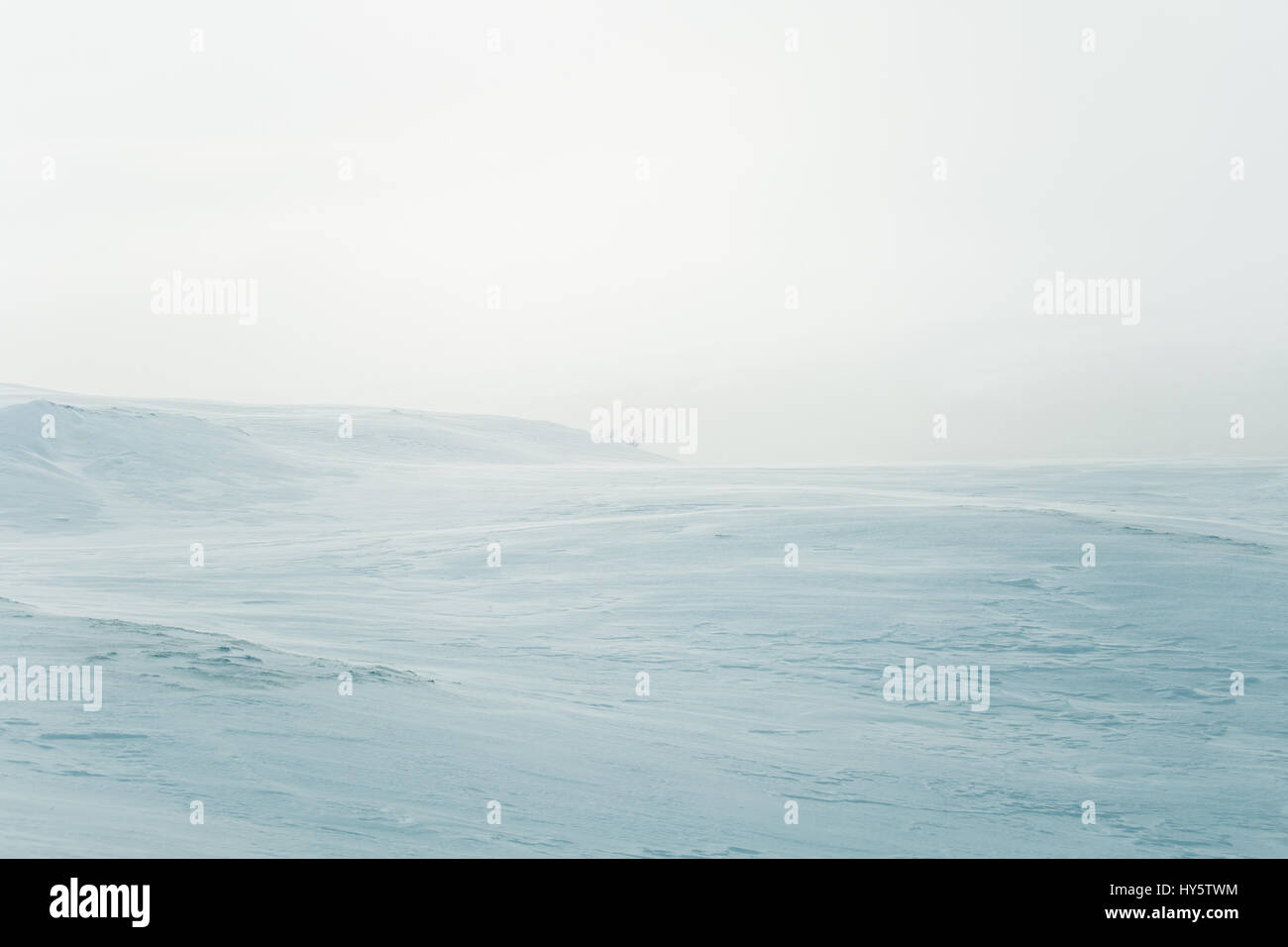 Un bellissimo paesaggio minimalista del cumulo di neve in Norvegia. Pulita, luminosa, alta chiave, aspetto decorativo. Foto Stock