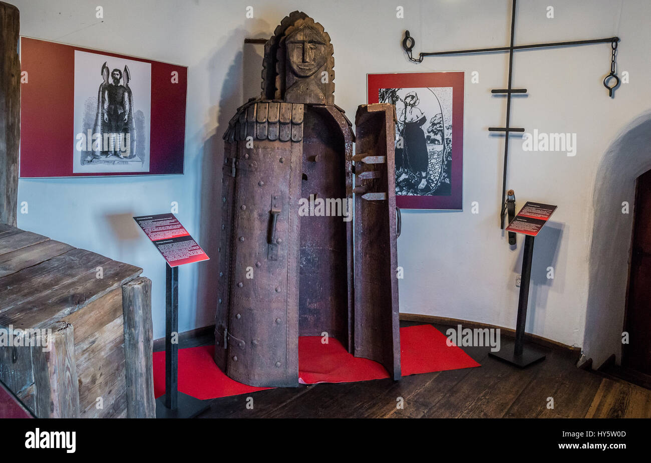 Vergine di Norimberga dispositivo di tortura nel Castello di Bran, Romania, così chiamato 'Dracula Castello dell', casa di carattere del titolo in Bram Stoker's 'Dracula" nuovo Foto Stock