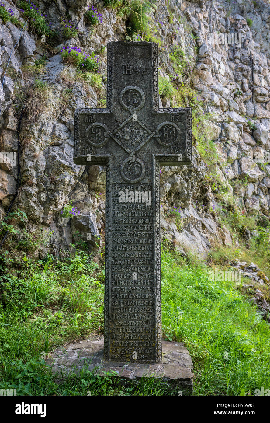 Croce di pietra nella parte anteriore del Castello di Bran nei pressi di crusca, Romania conosciuta come 'Dracula Castello dell', casa di carattere del titolo in Bram Stoker's 'Dracula" nuovo Foto Stock