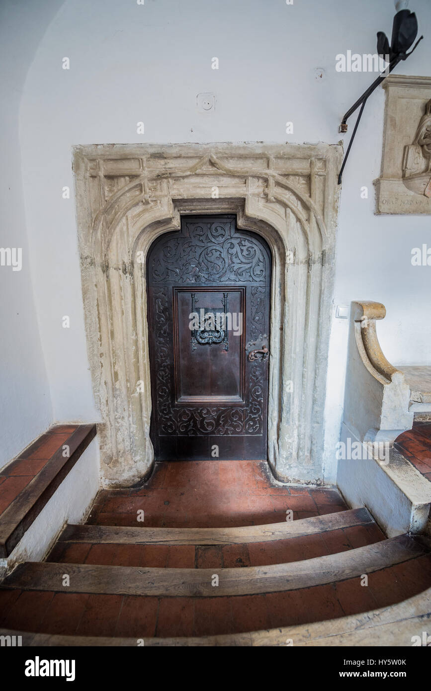 Vecchia porta di metallo nel Castello di Bran nei pressi di crusca, Romania, così chiamato 'Dracula Castello dell', casa di carattere del titolo in Bram Stoker's 'Dracula" nuovo Foto Stock