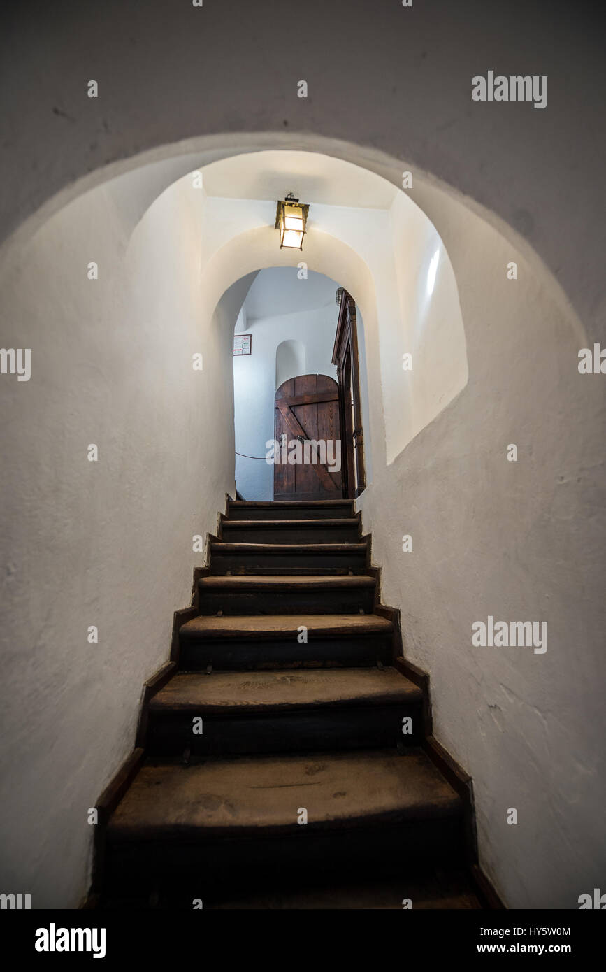 Le scale nel Castello di Bran nei pressi di crusca, Romania, così chiamato 'Dracula Castello dell', casa di carattere del titolo in Bram Stoker's 'Dracula" nuovo Foto Stock