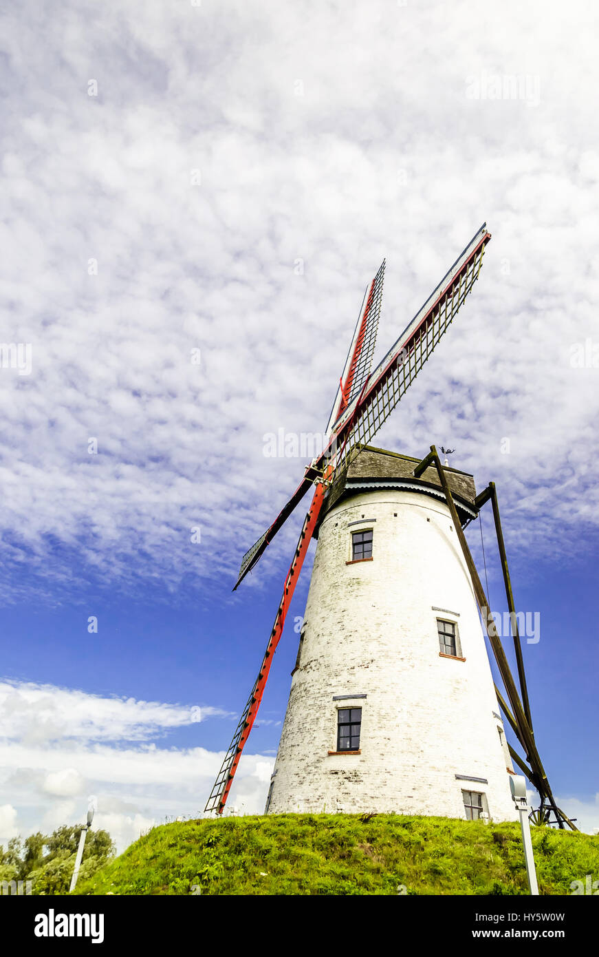Vista sul vecchio mulino a vento con cielo blu Foto Stock
