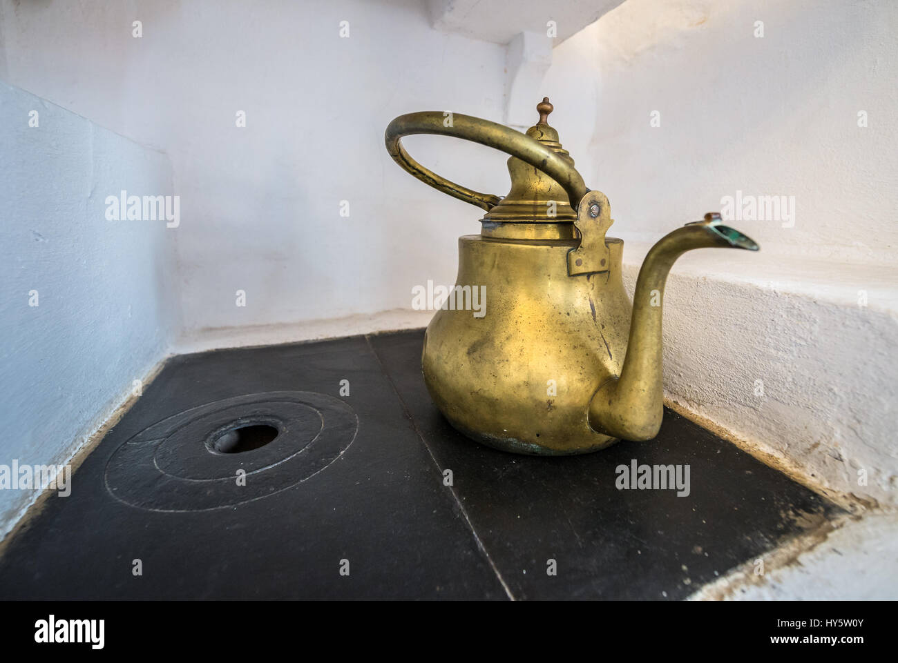 Vecchio bollitore nel Castello di Bran nei pressi di crusca, Romania, così chiamato 'Dracula Castello dell', casa di carattere del titolo in Bram Stoker's 'Dracula" nuovo Foto Stock